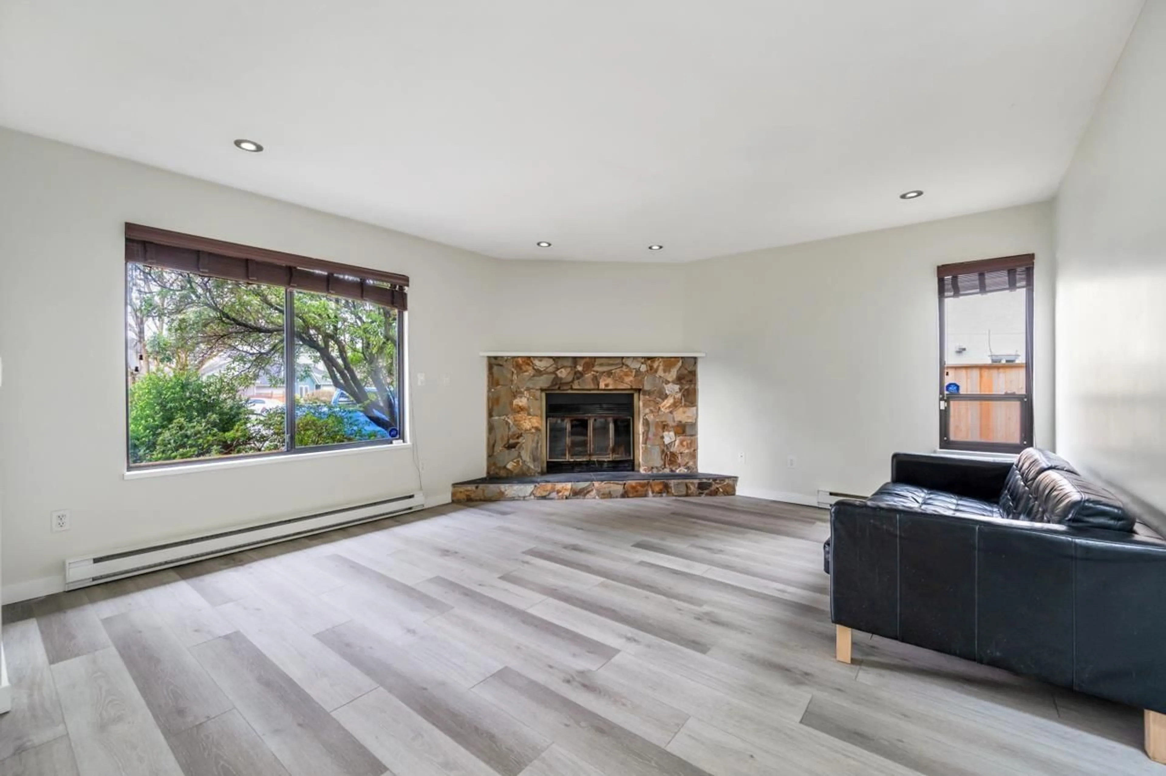 Living room with furniture, unknown for 19410 61, Surrey British Columbia V3S7L3