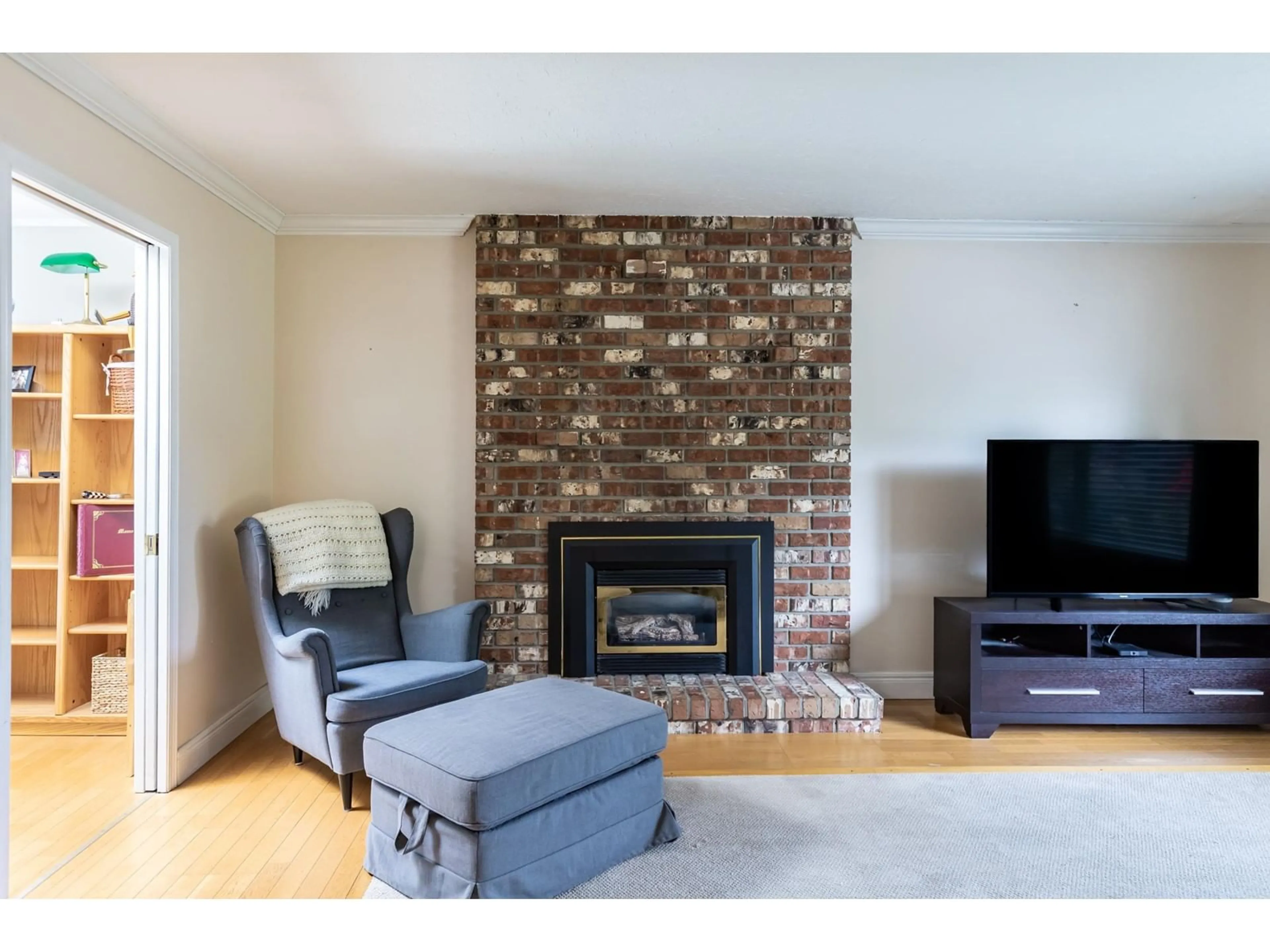 Living room with furniture, wood/laminate floor for 2349 MIRAUN, Abbotsford British Columbia V2S5L8