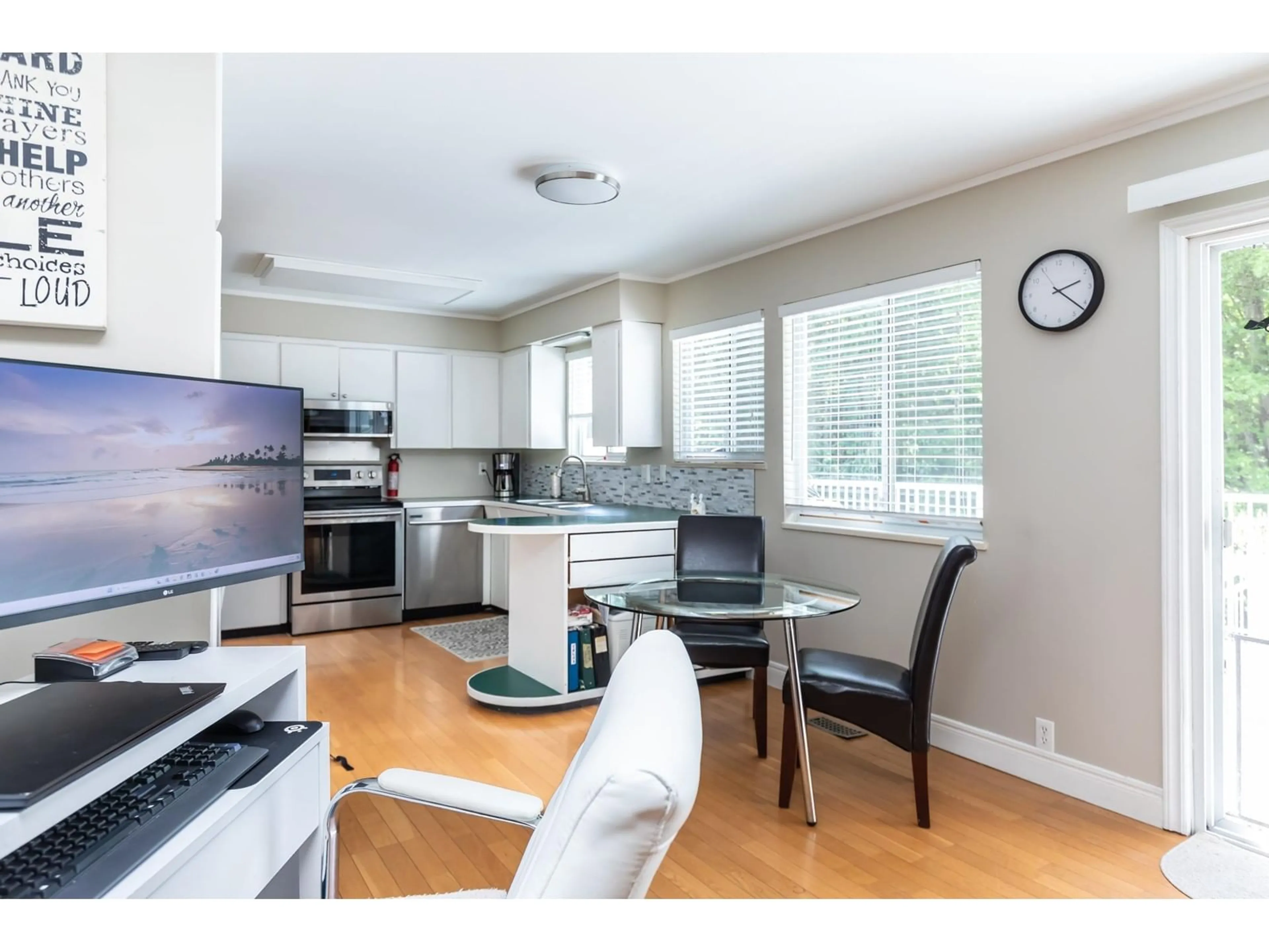 Open concept kitchen, wood/laminate floor for 2349 MIRAUN, Abbotsford British Columbia V2S5L8