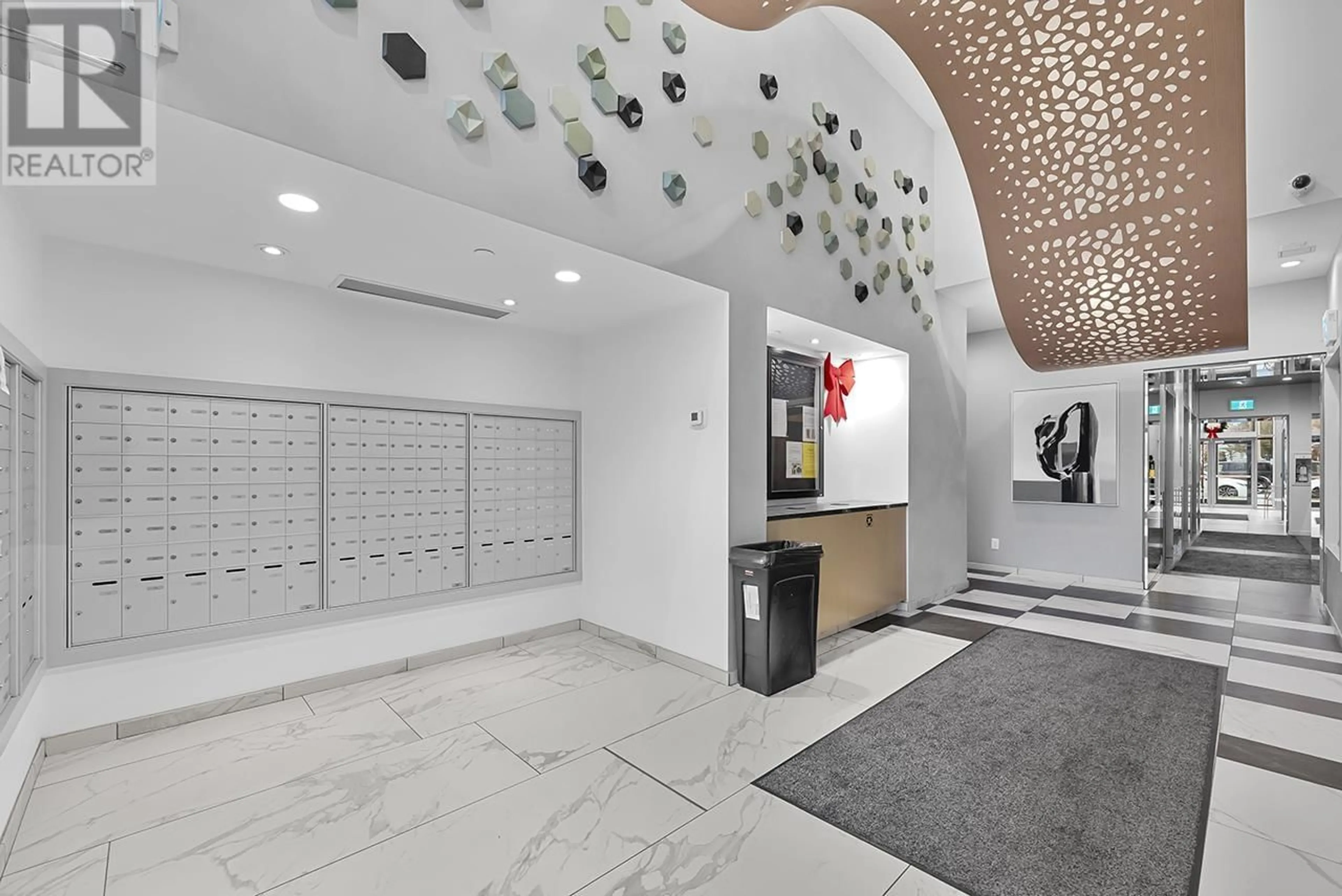 Indoor foyer for 709 - 6463 SILVER AVENUE, Burnaby British Columbia V5H0K4