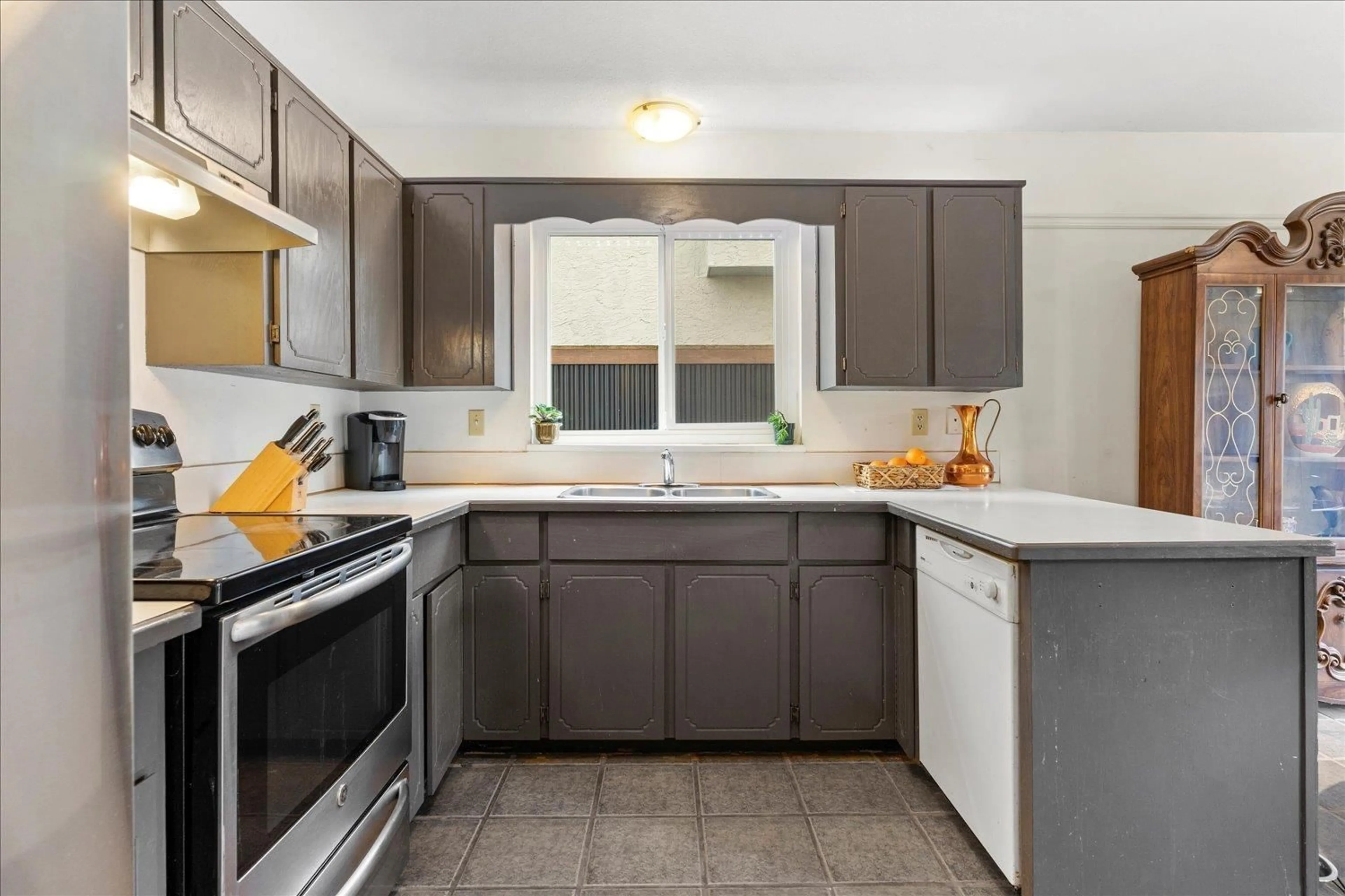 Standard kitchen, ceramic/tile floor for 45349 MCINTOSH DRIVE, Chilliwack British Columbia V2P6V4