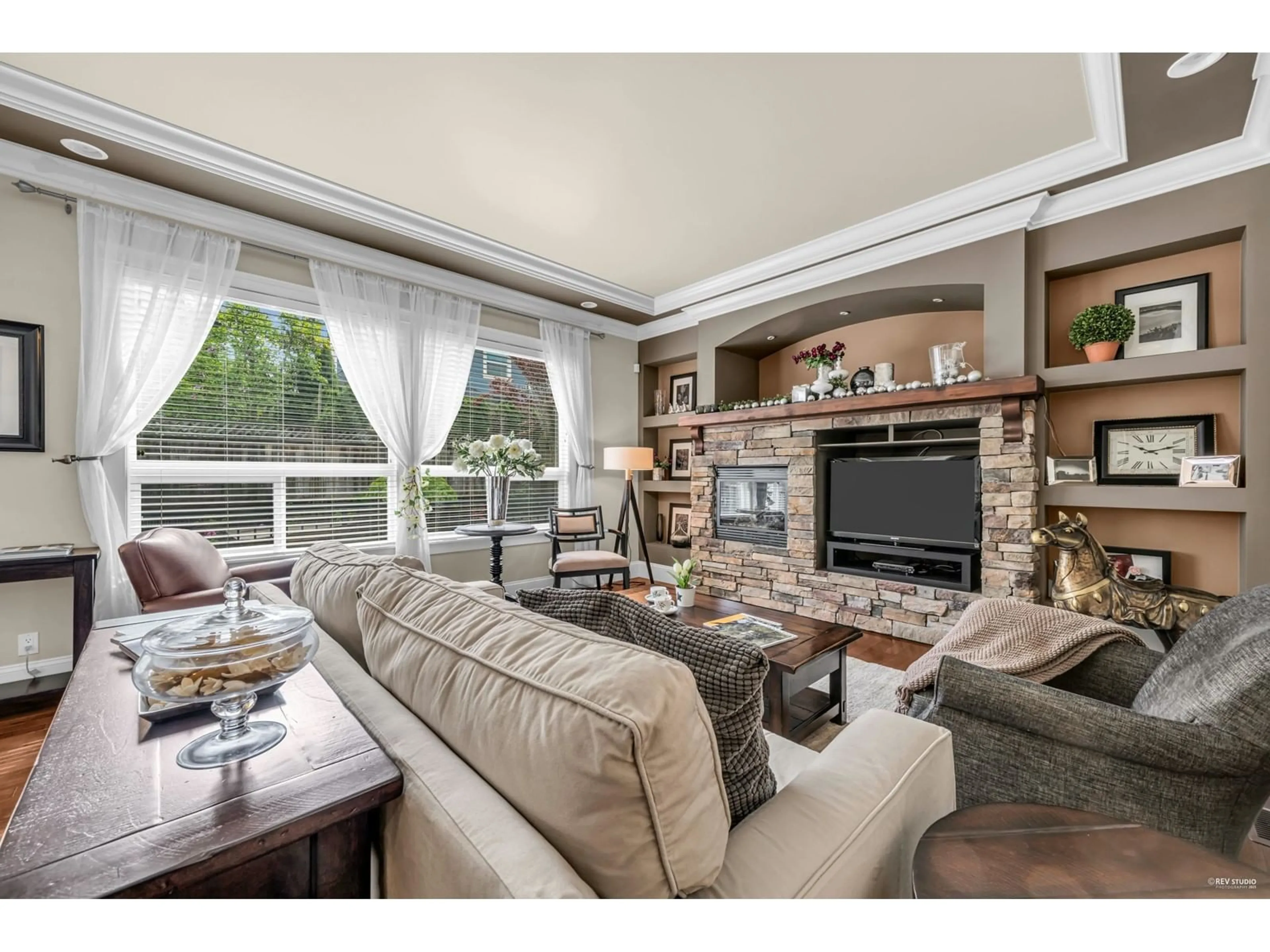 Living room with furniture, unknown for 2560 162, Surrey British Columbia V3Z6Z3