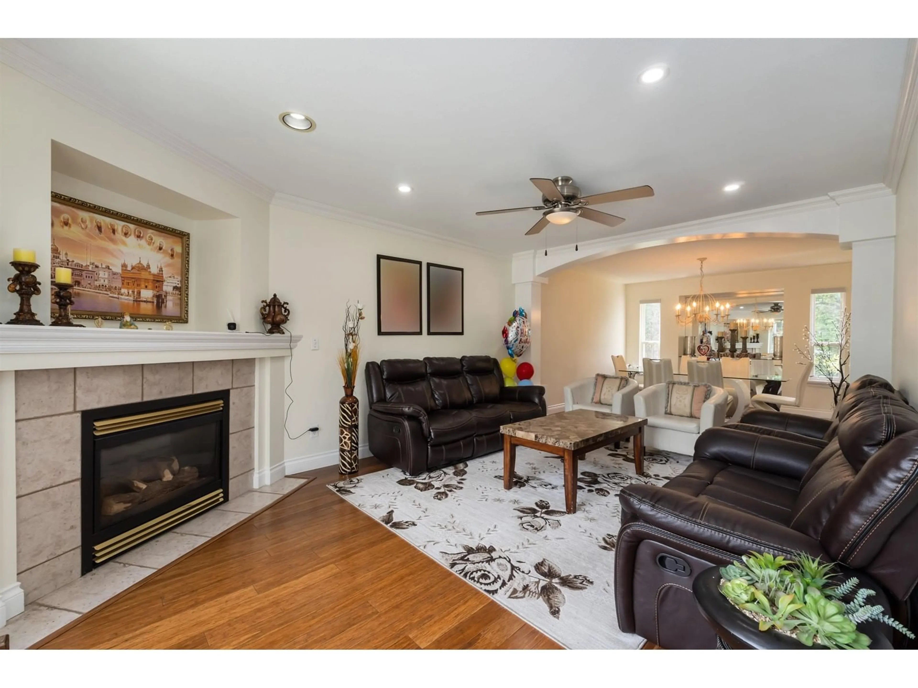 Living room with furniture, wood/laminate floor for 16840 60A, Surrey British Columbia V3S8X5