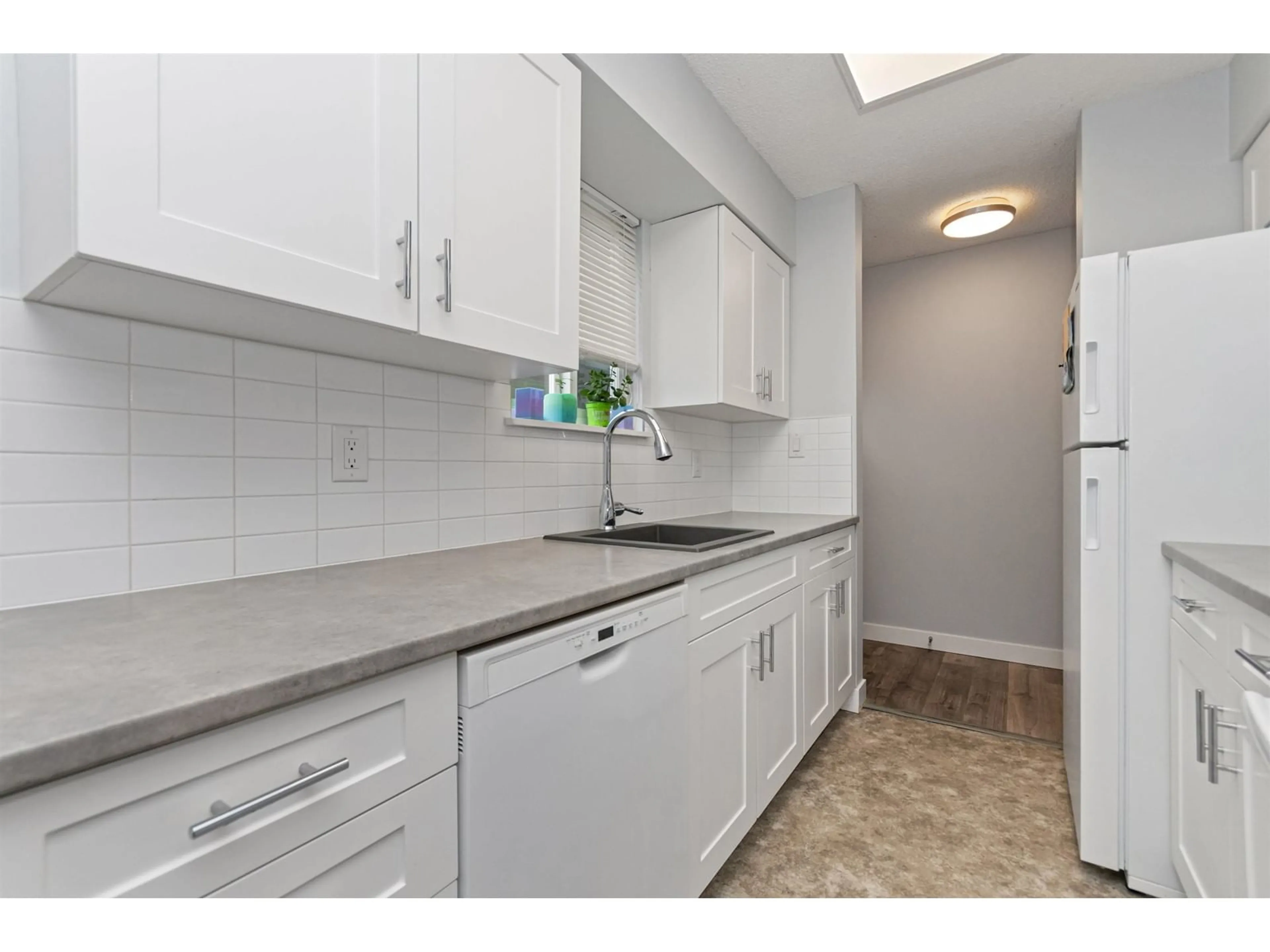 Standard kitchen, ceramic/tile floor for 69 - 45185 WOLFE ROAD, Chilliwack British Columbia V2P1V5