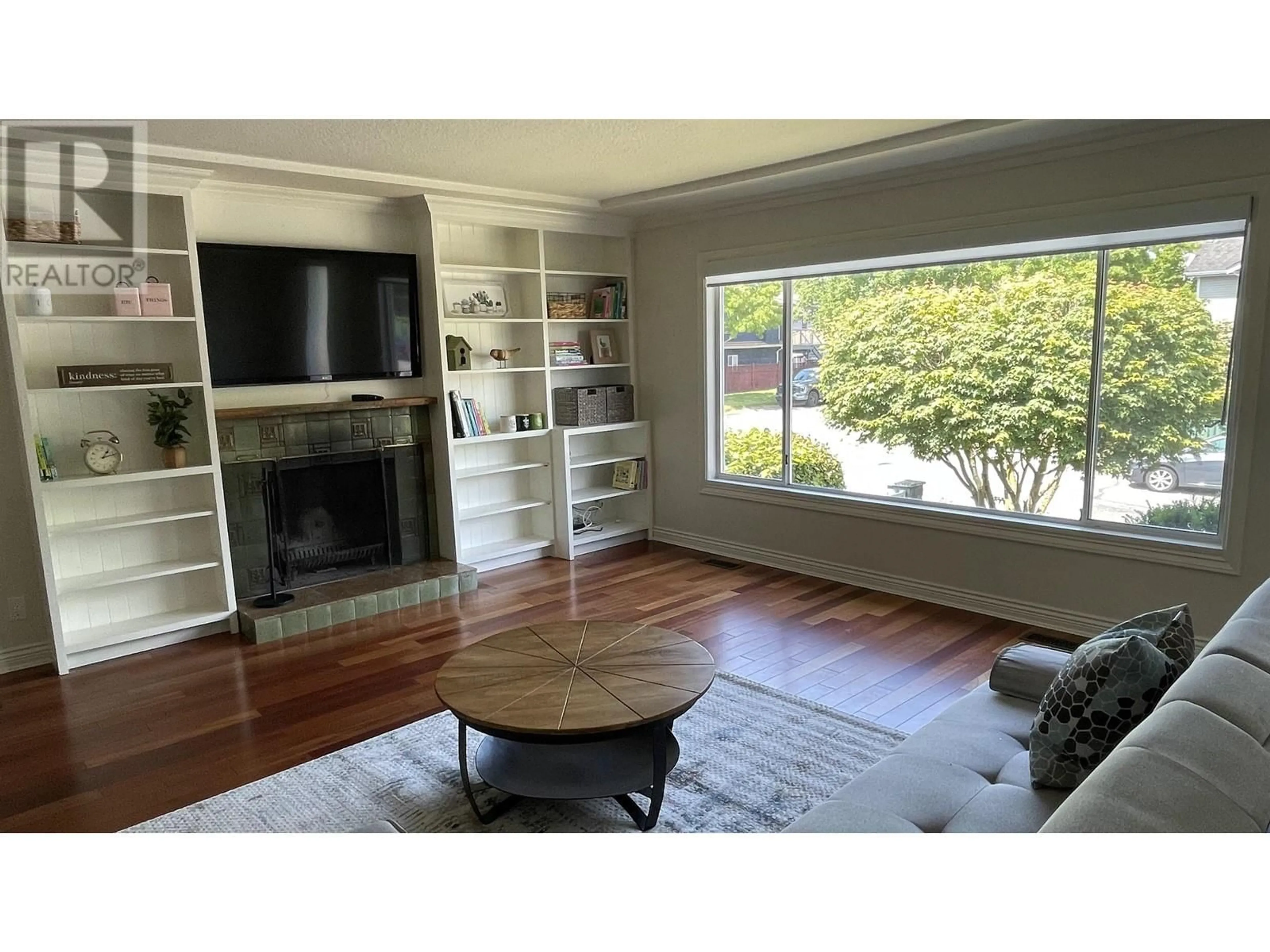 Living room with furniture, wood/laminate floor for 816 52ND AVENUE, Vancouver British Columbia V5X1H2
