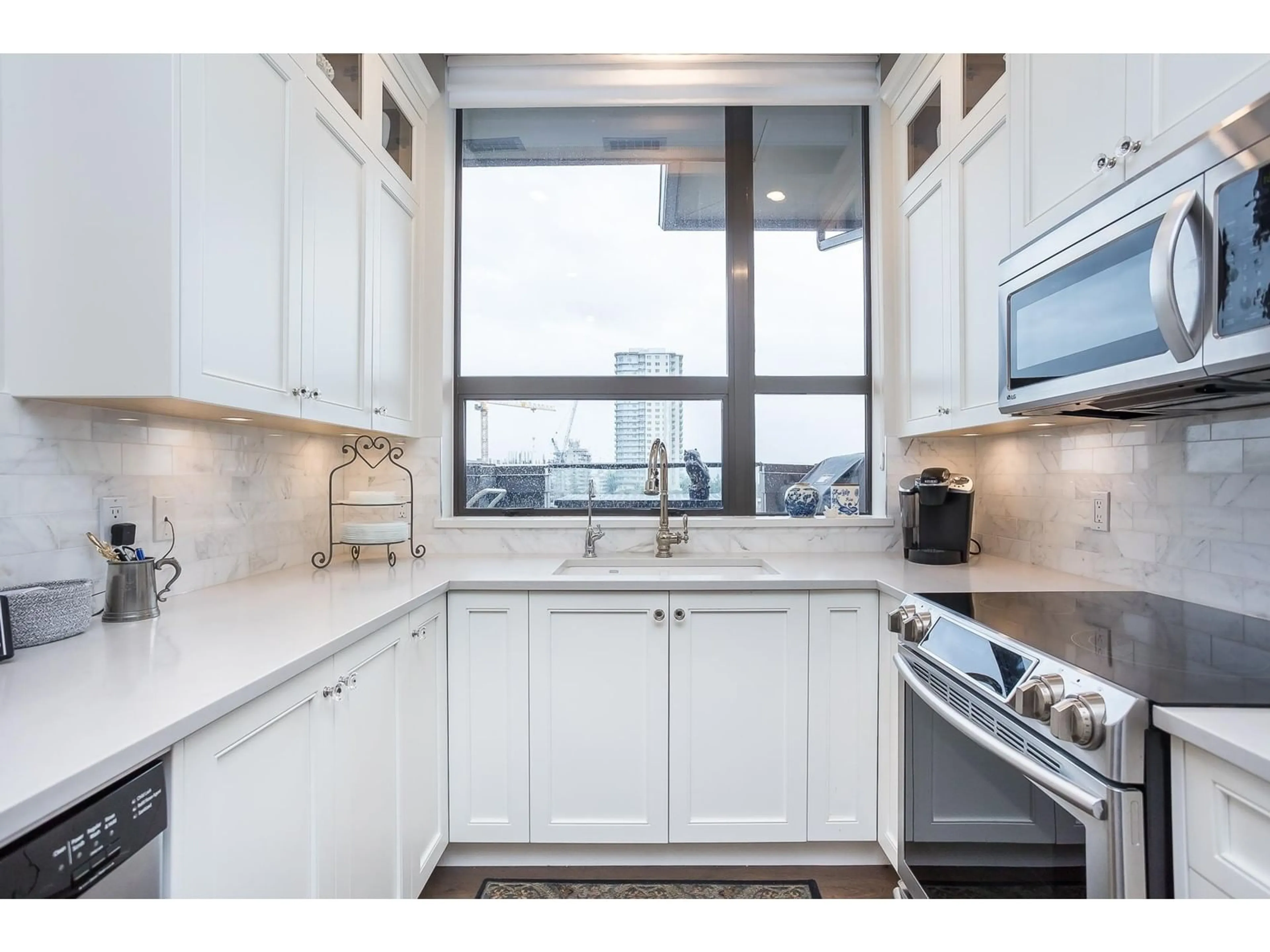 Contemporary kitchen, ceramic/tile floor for 803 - 1551 FOSTER, White Rock British Columbia V4B5M1