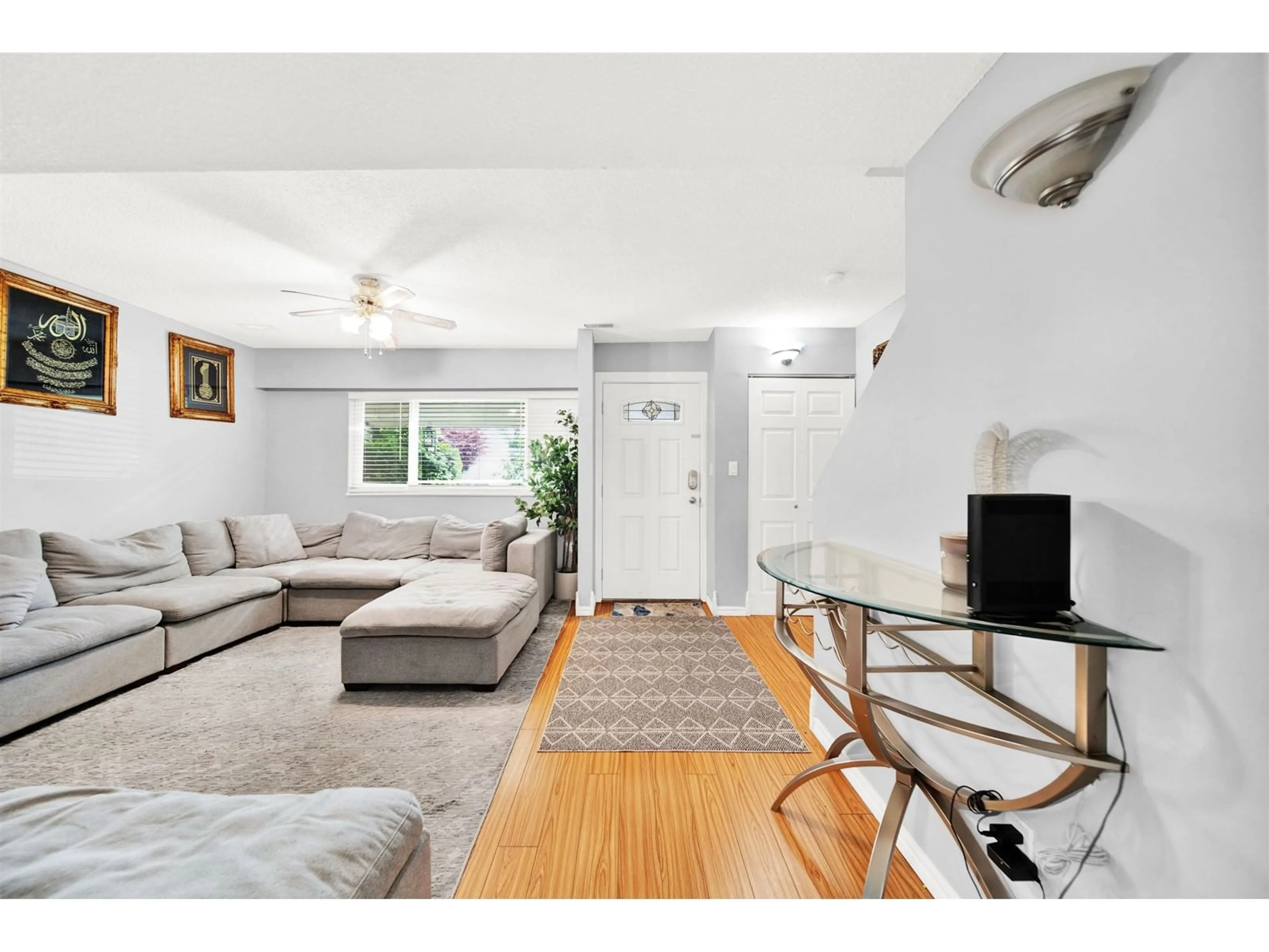 Living room with furniture, unknown for 59 - 5211 204, Langley British Columbia V3A5X1