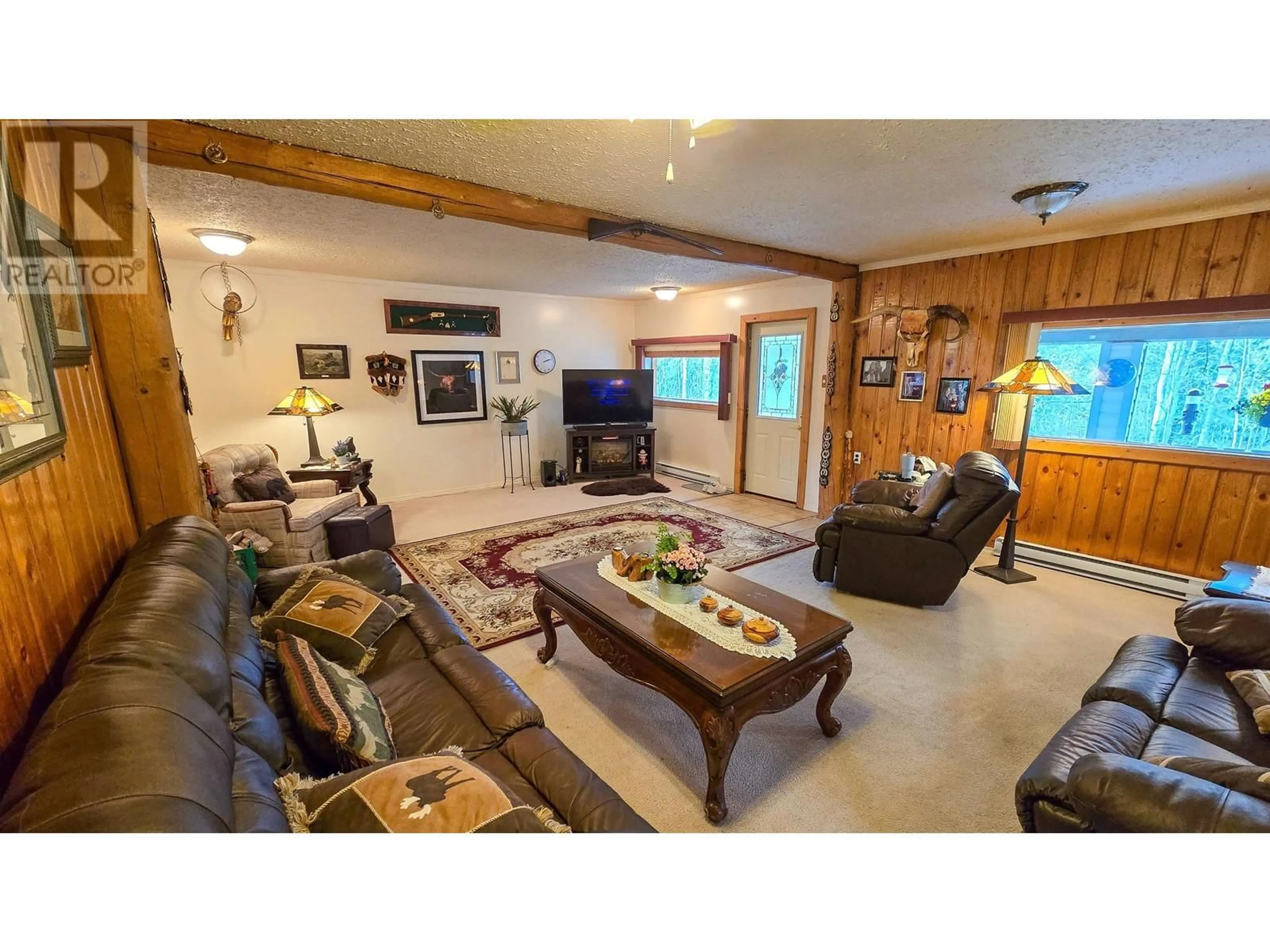 Living room with furniture, wood/laminate floor for 7377 LITTLE FORT HWY 24, Lone Butte British Columbia V0K1X1