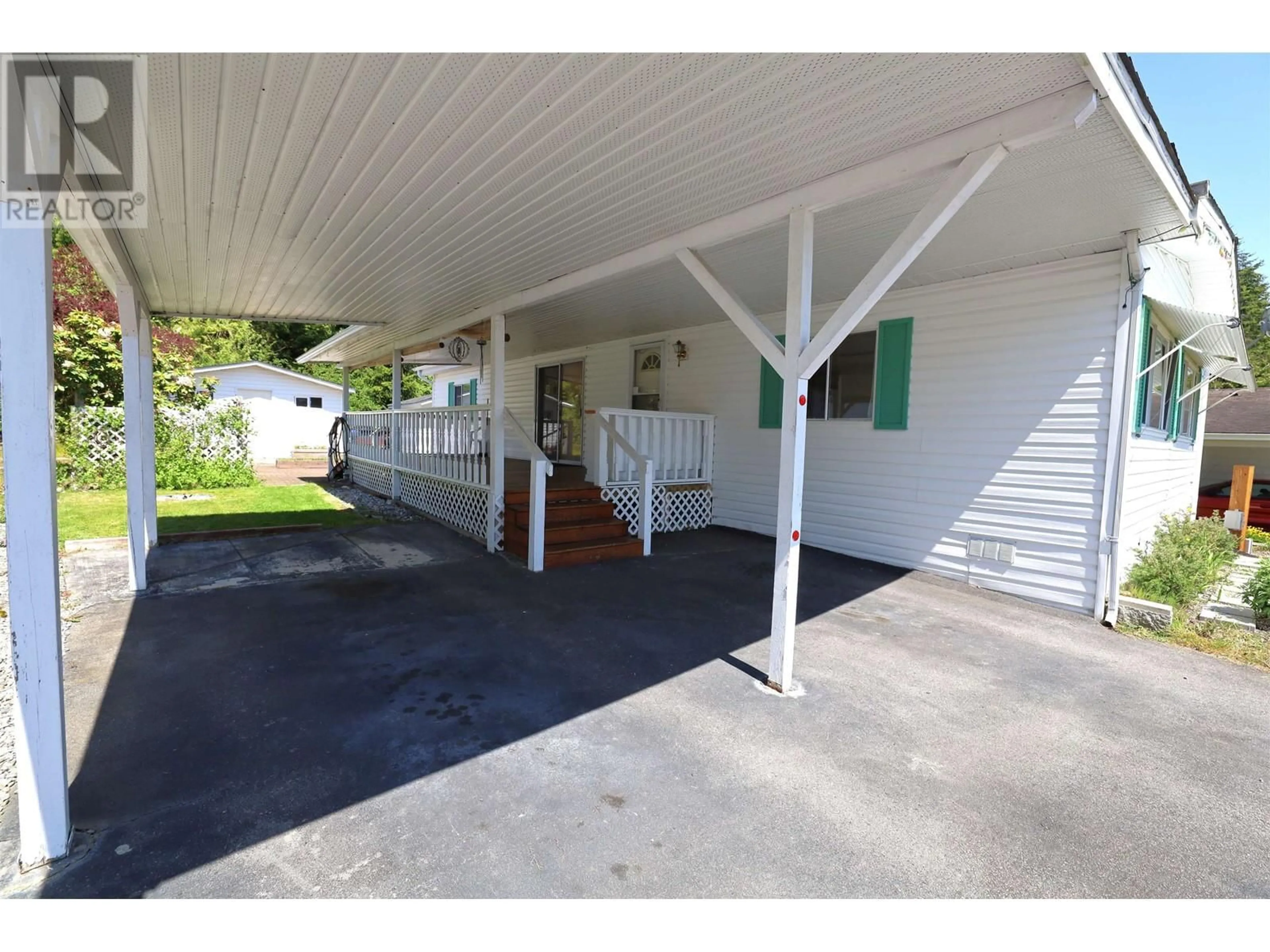 Indoor foyer for 33 - 4116 BROWNING ROAD, Sechelt British Columbia V7Z0A3