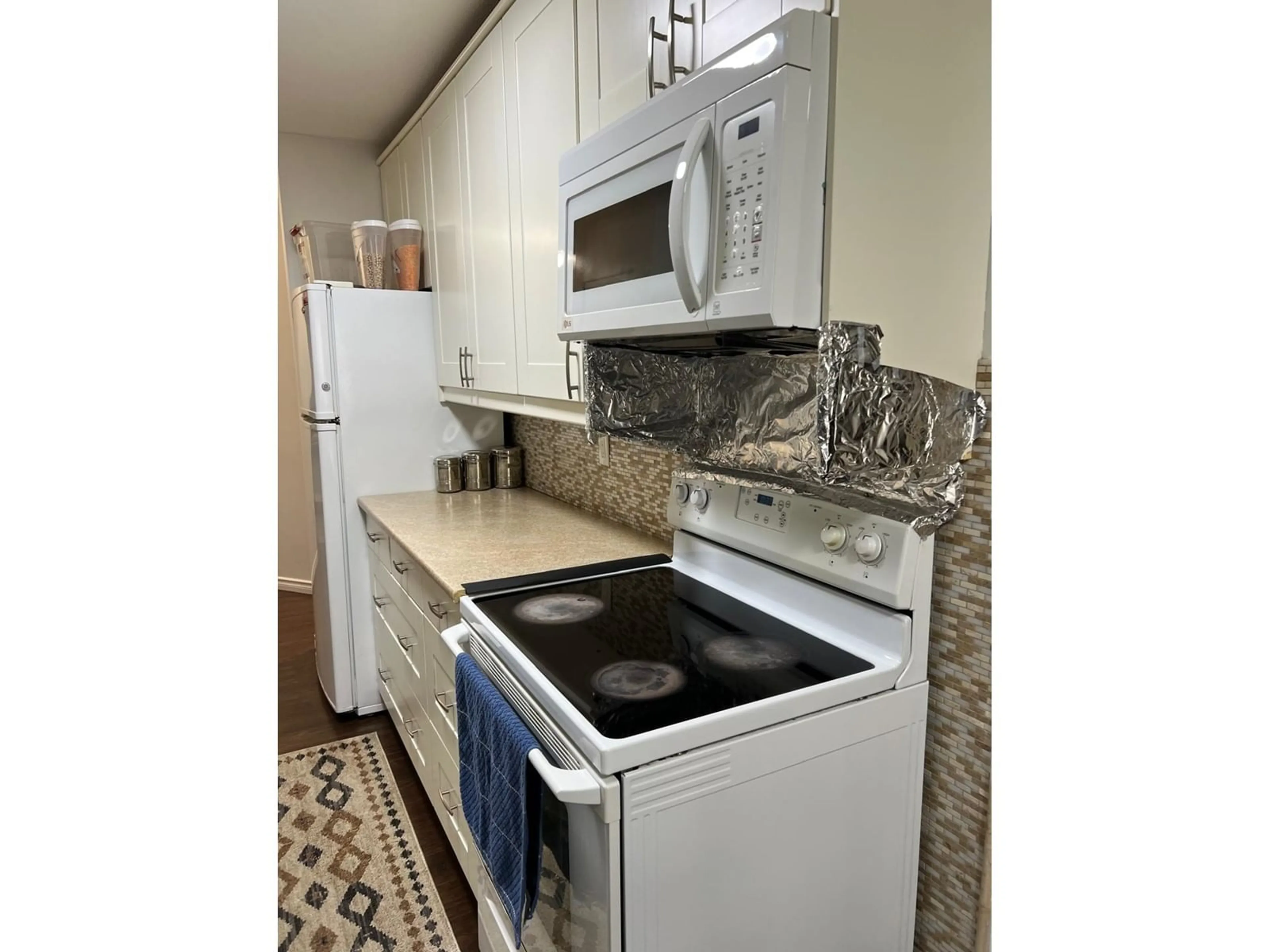 Standard kitchen, unknown for 114 - 9682 134, Surrey British Columbia V3T5L6