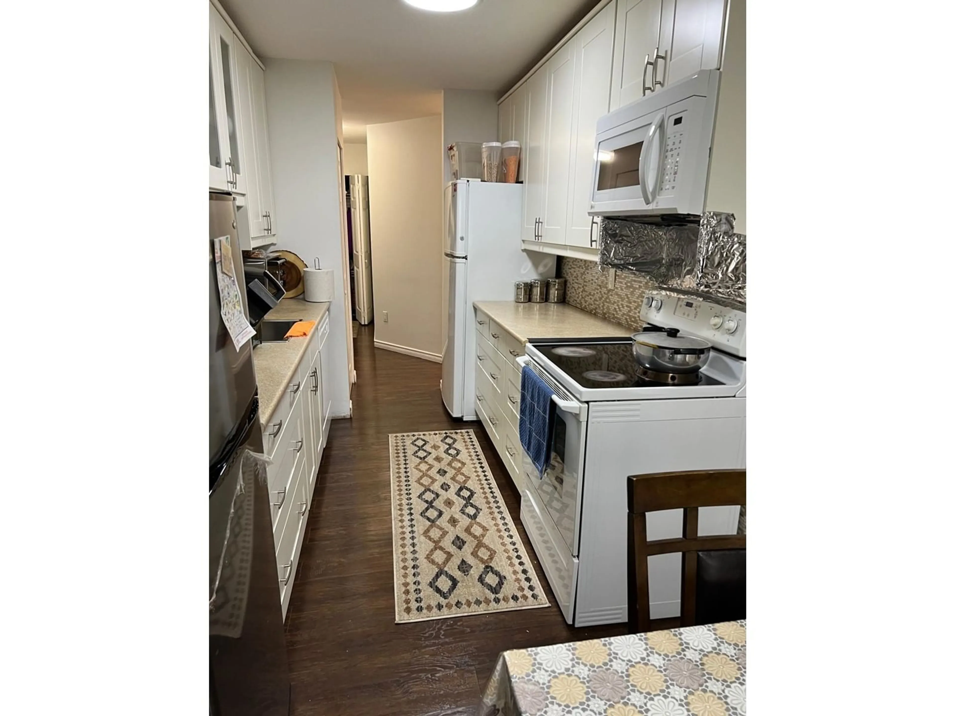 Standard kitchen, unknown for 114 - 9682 134, Surrey British Columbia V3T5L6