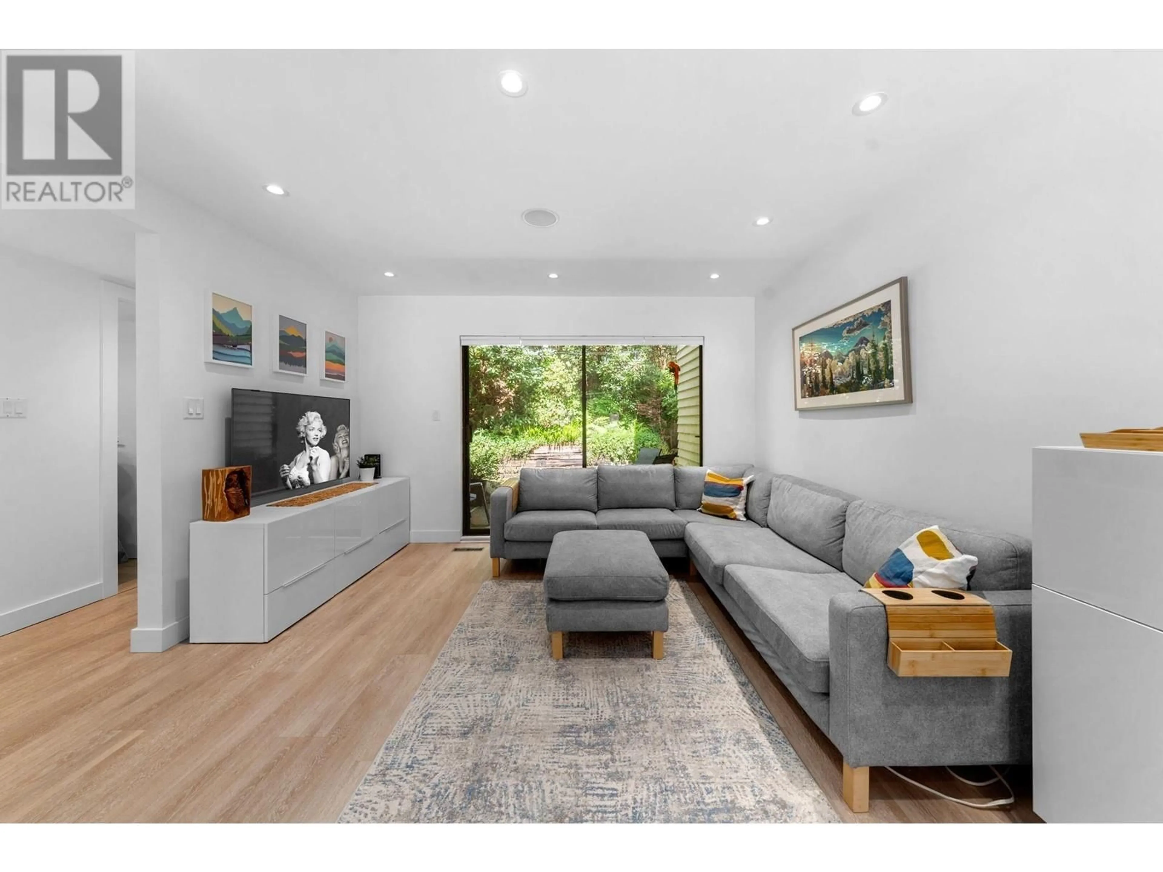 Living room with furniture, wood/laminate floor for 822 FREDERICK ROAD, North Vancouver British Columbia V7K2Y3