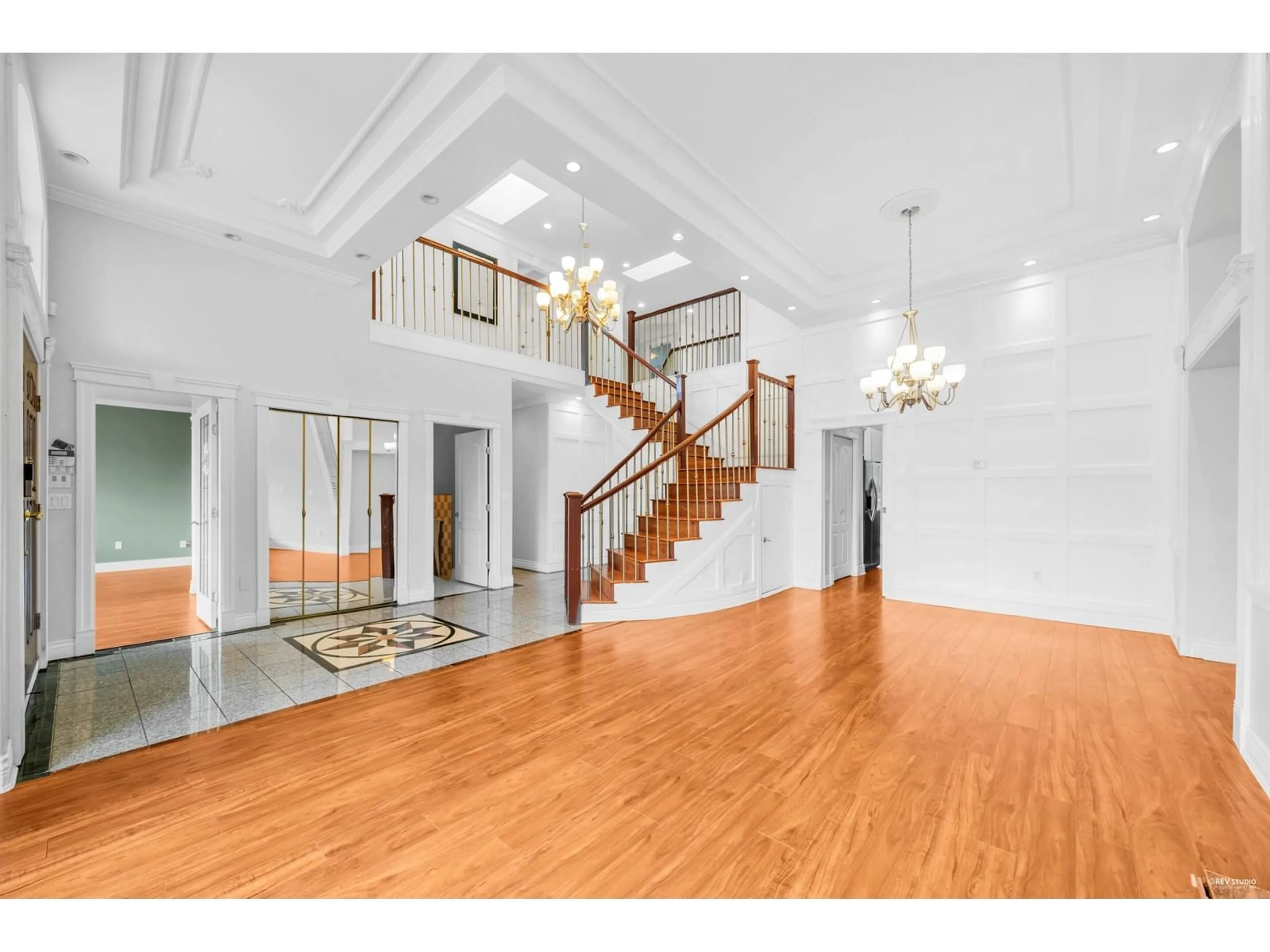 Indoor foyer for 15423 112, Surrey British Columbia V3R6G9