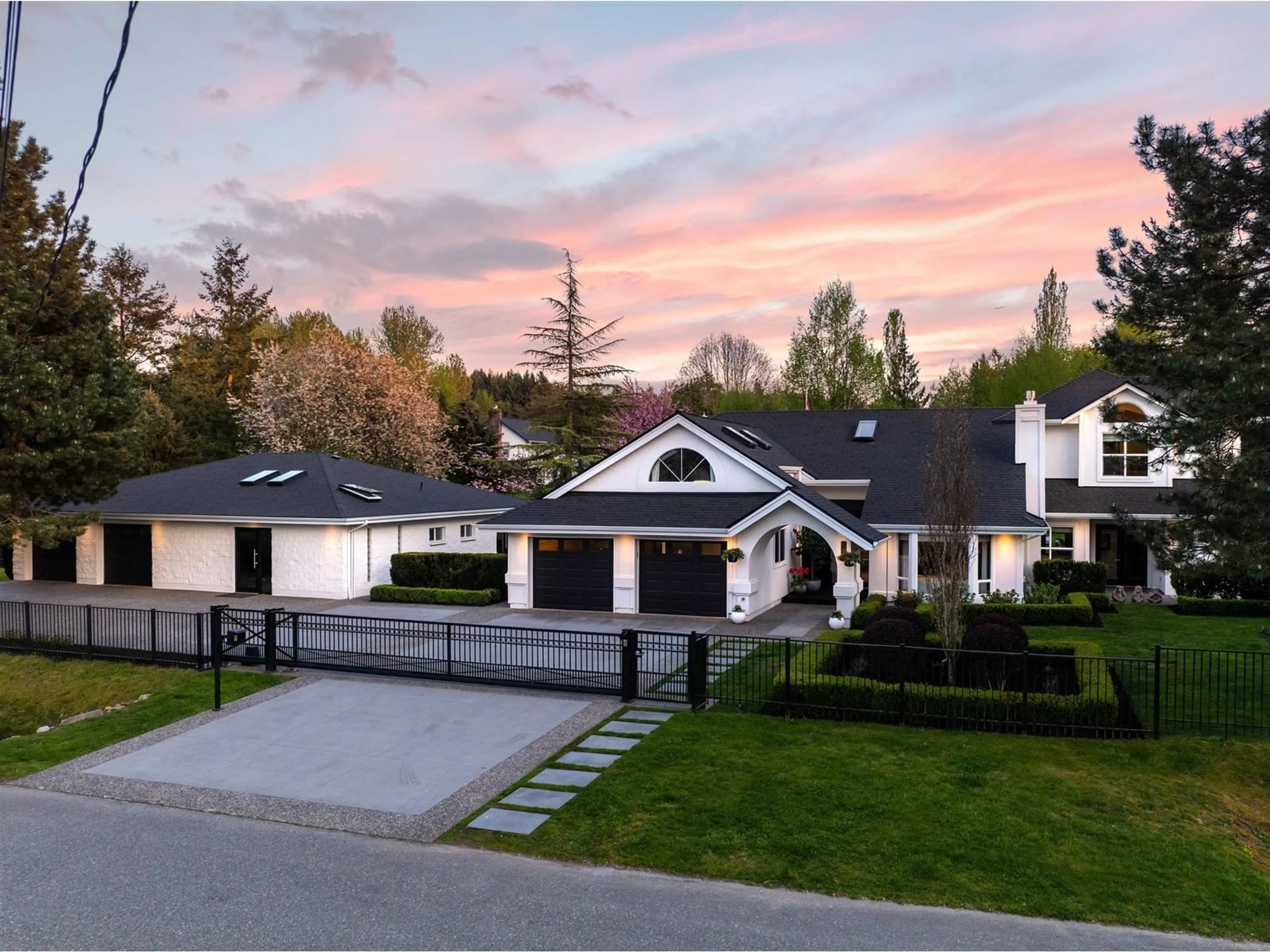 A pic from outside/outdoor area/front of a property/back of a property/a pic from drone, street for 34160 YORK, Mission British Columbia V2V6Y5