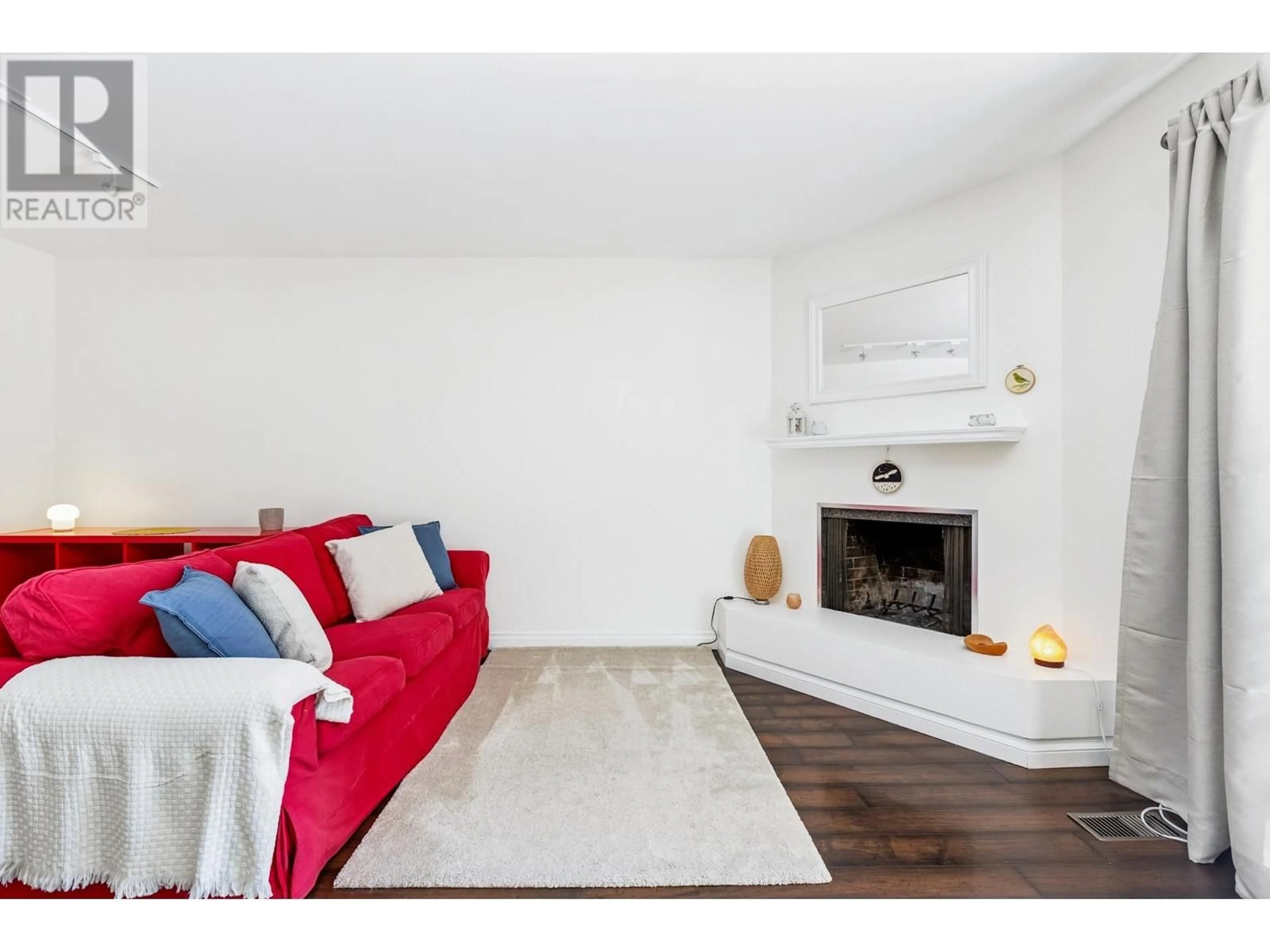 Living room with furniture, unknown for 4611 HOSKINS ROAD, North Vancouver British Columbia V7K2R2
