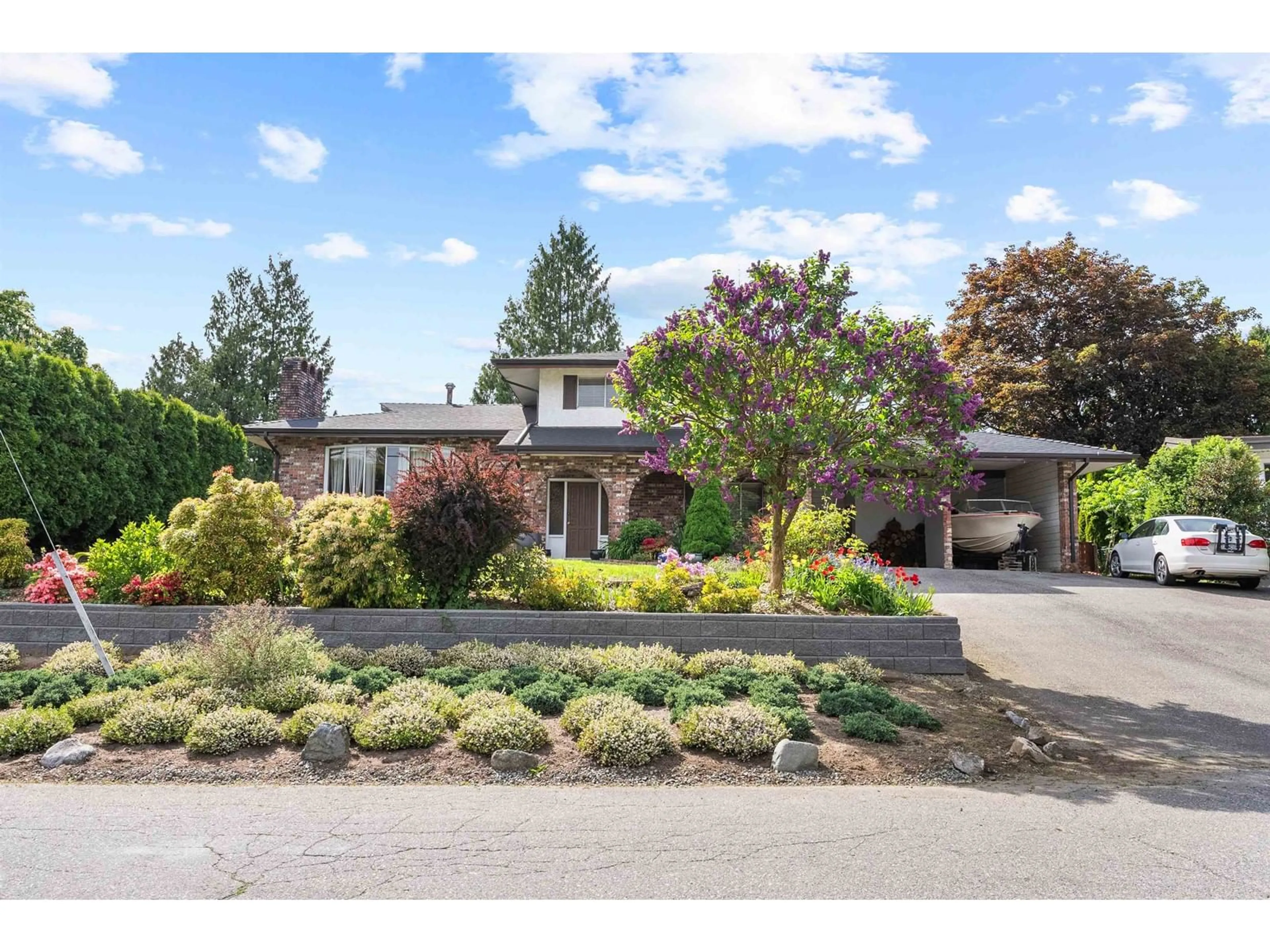 A pic from outside/outdoor area/front of a property/back of a property/a pic from drone, street for 31571 CLEARVIEW, Abbotsford British Columbia V2T1Z2