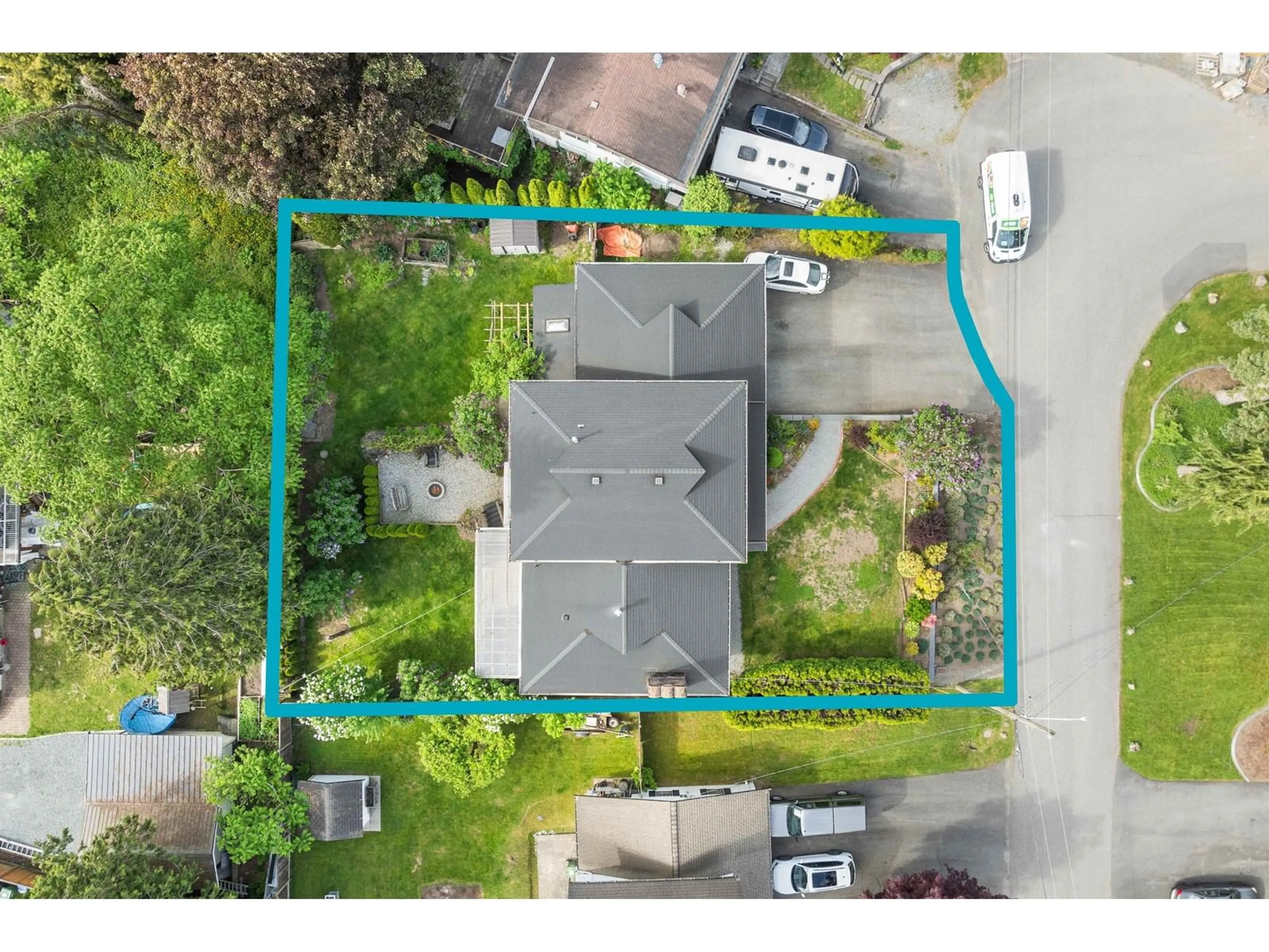 A pic from outside/outdoor area/front of a property/back of a property/a pic from drone, street for 31571 CLEARVIEW, Abbotsford British Columbia V2T1Z2