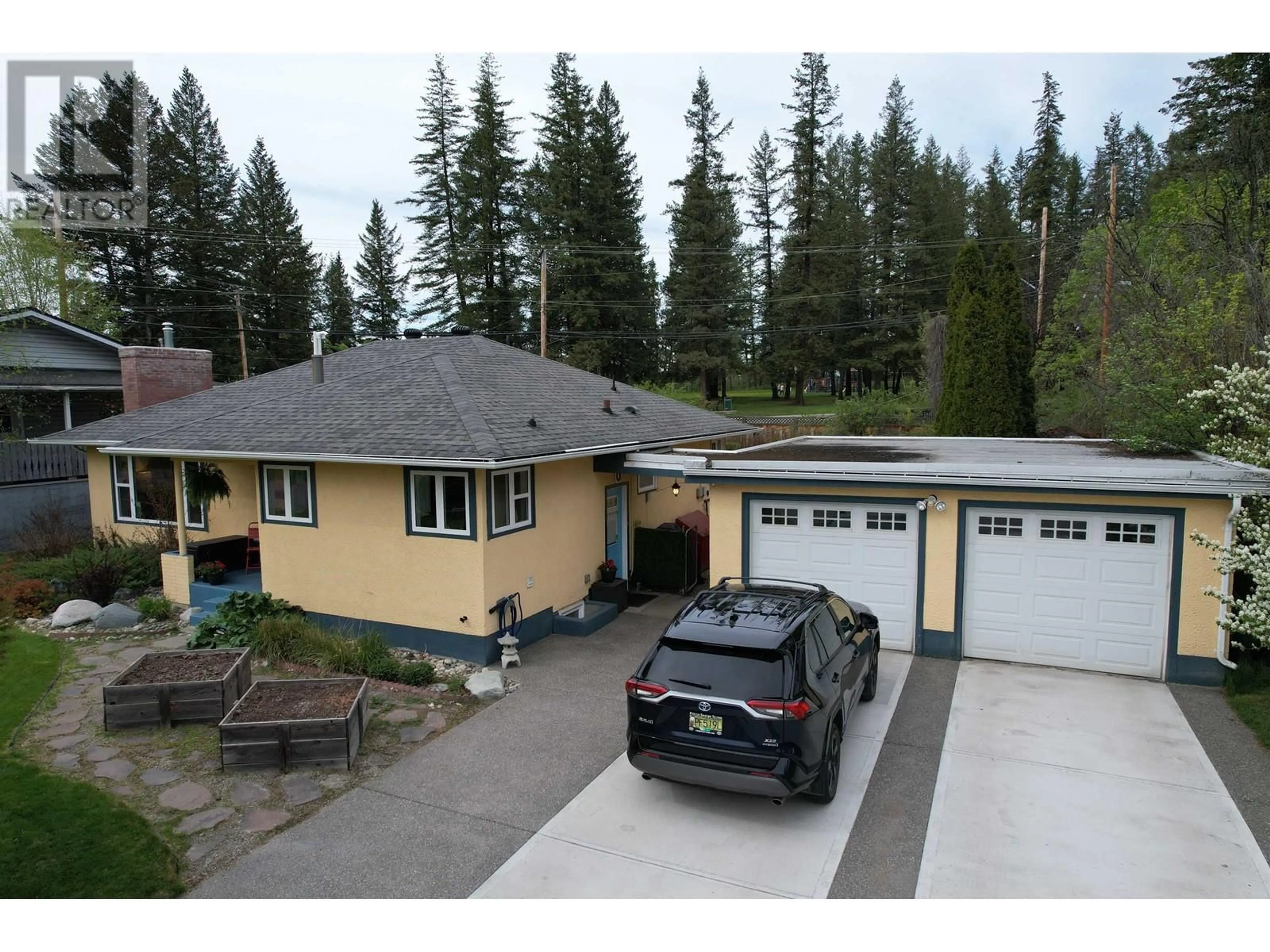 A pic from outside/outdoor area/front of a property/back of a property/a pic from drone, street for 817 MOFFAT AVENUE, Quesnel British Columbia V2J3A5