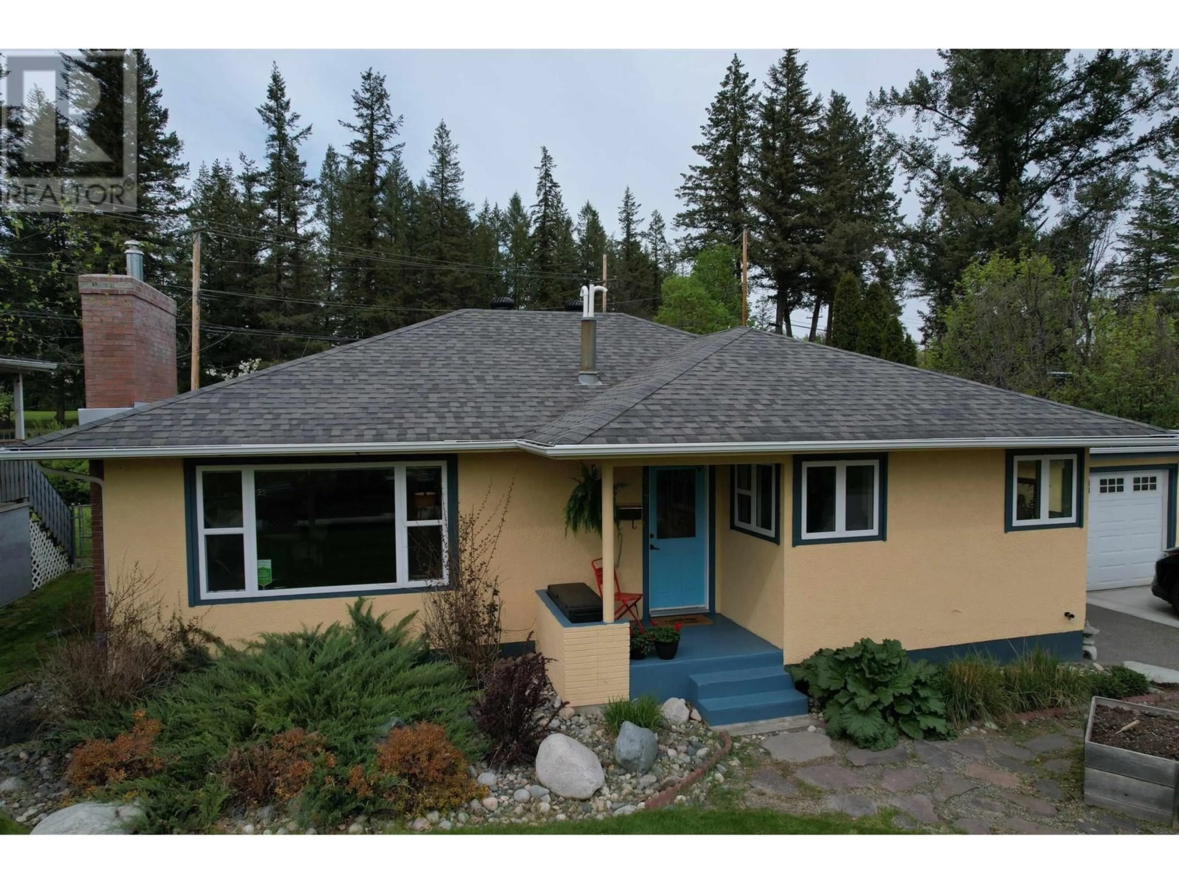 Home with vinyl exterior material, street for 817 MOFFAT AVENUE, Quesnel British Columbia V2J3A5