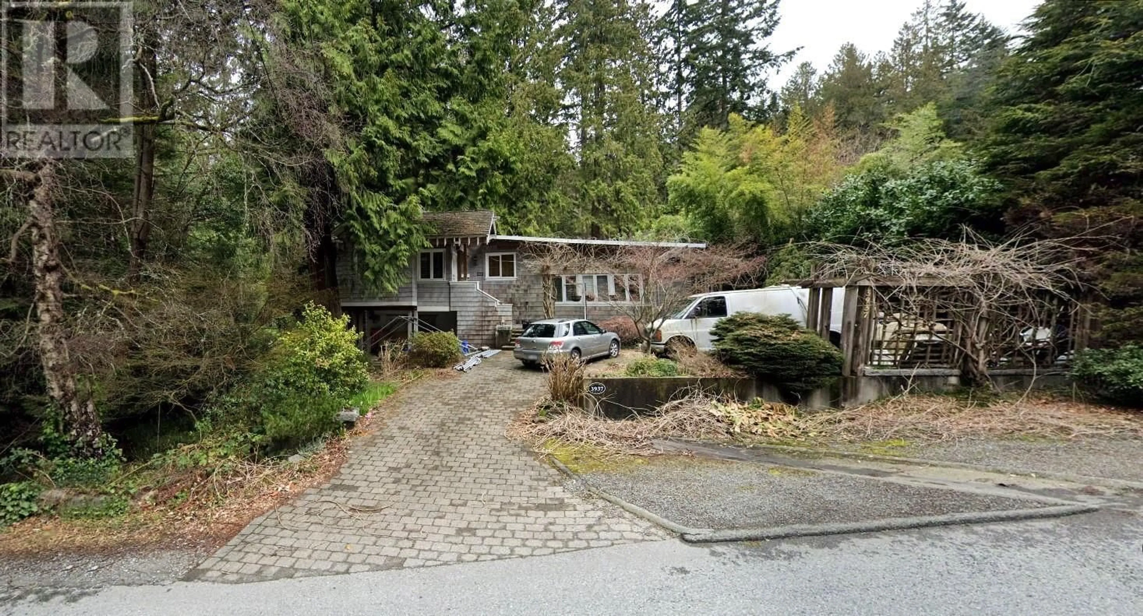 A pic from outside/outdoor area/front of a property/back of a property/a pic from drone, street for 3937 WESTRIDGE AVENUE, West Vancouver British Columbia V7V3H6