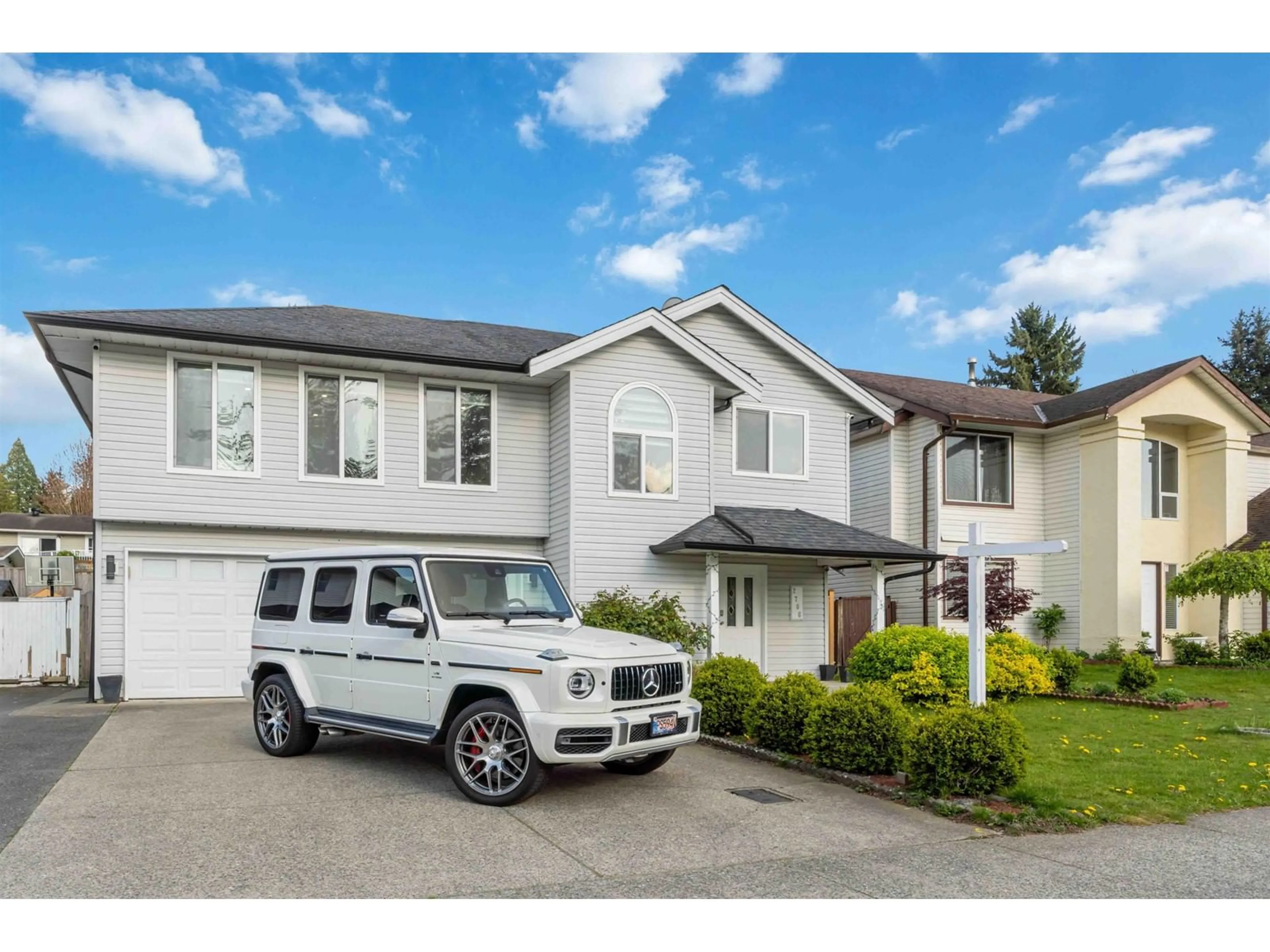 Home with vinyl exterior material, street for 2706 MITCHELL, Abbotsford British Columbia V2T5G4