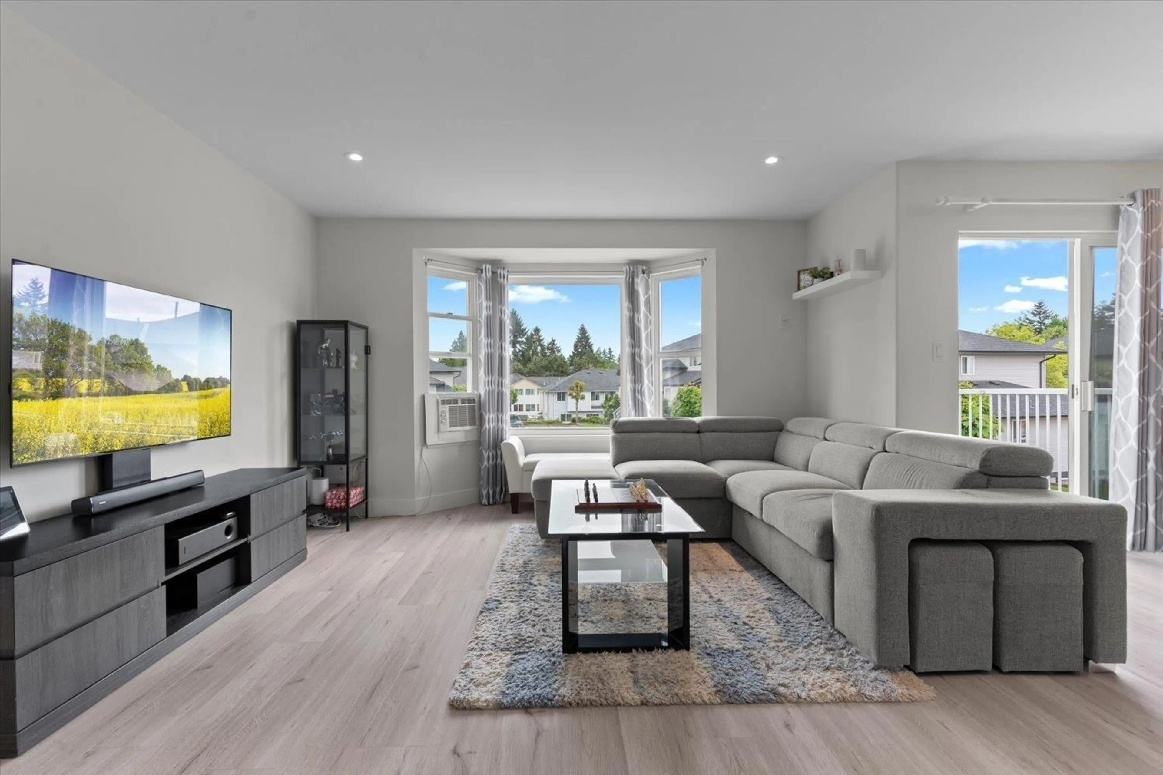 Living room with furniture, wood/laminate floor for 53 - 34332 MACLURE, Abbotsford British Columbia V2S7S8