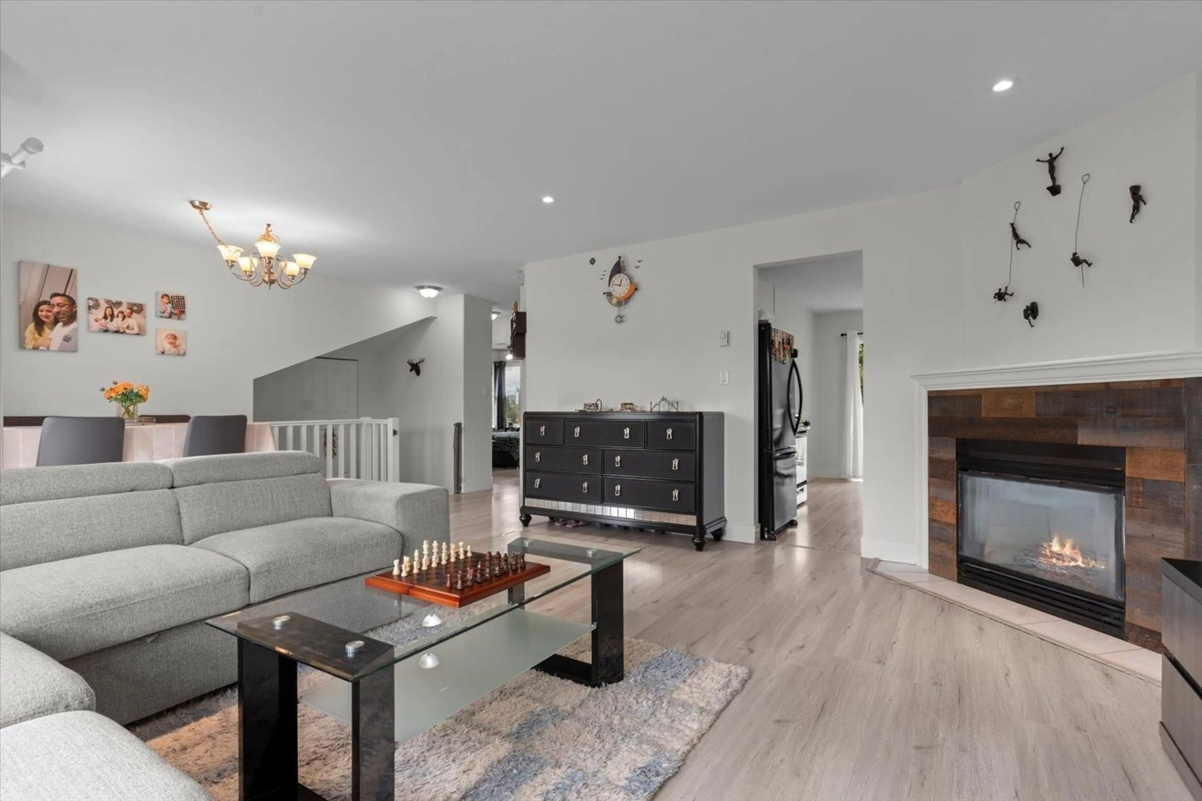 Living room with furniture, wood/laminate floor for 53 - 34332 MACLURE, Abbotsford British Columbia V2S7S8