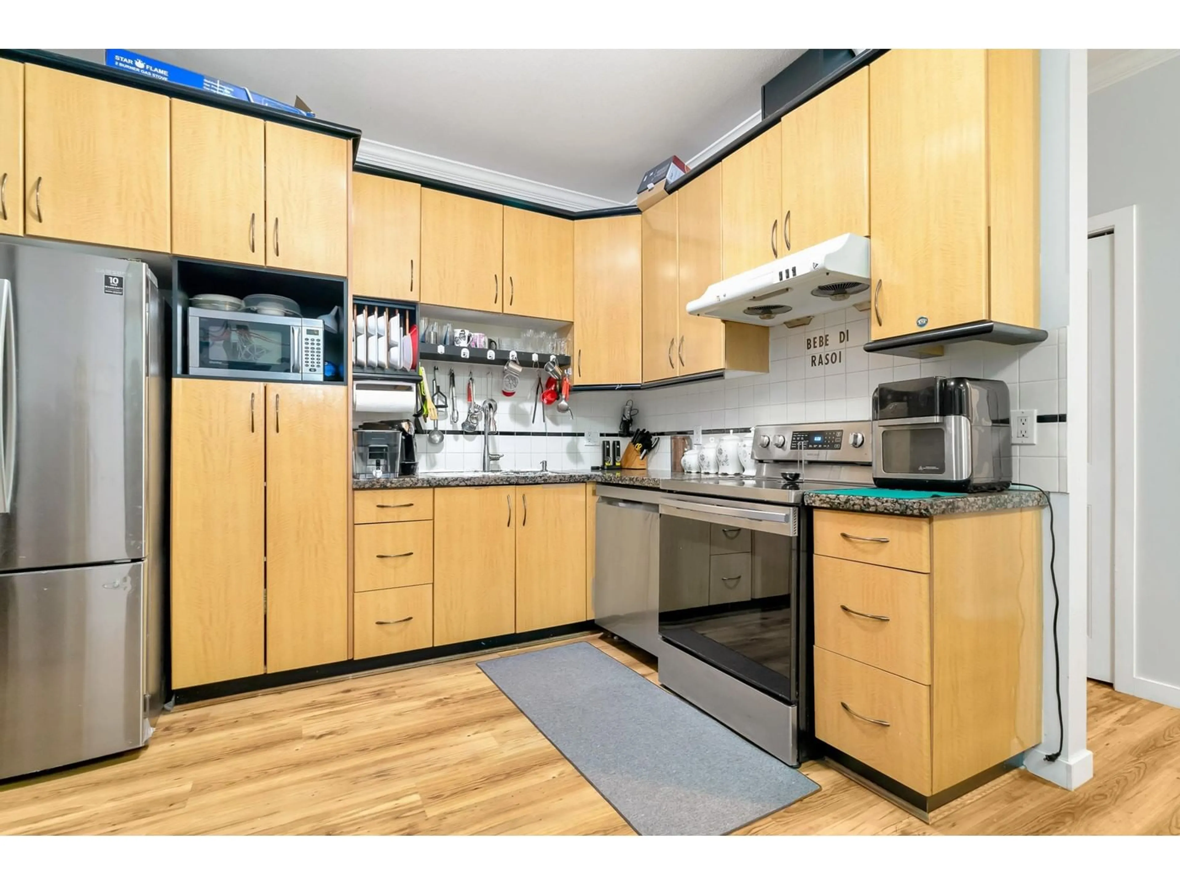 Standard kitchen, wood/laminate floor for 44 - 12585 72, Surrey British Columbia V3W1R9