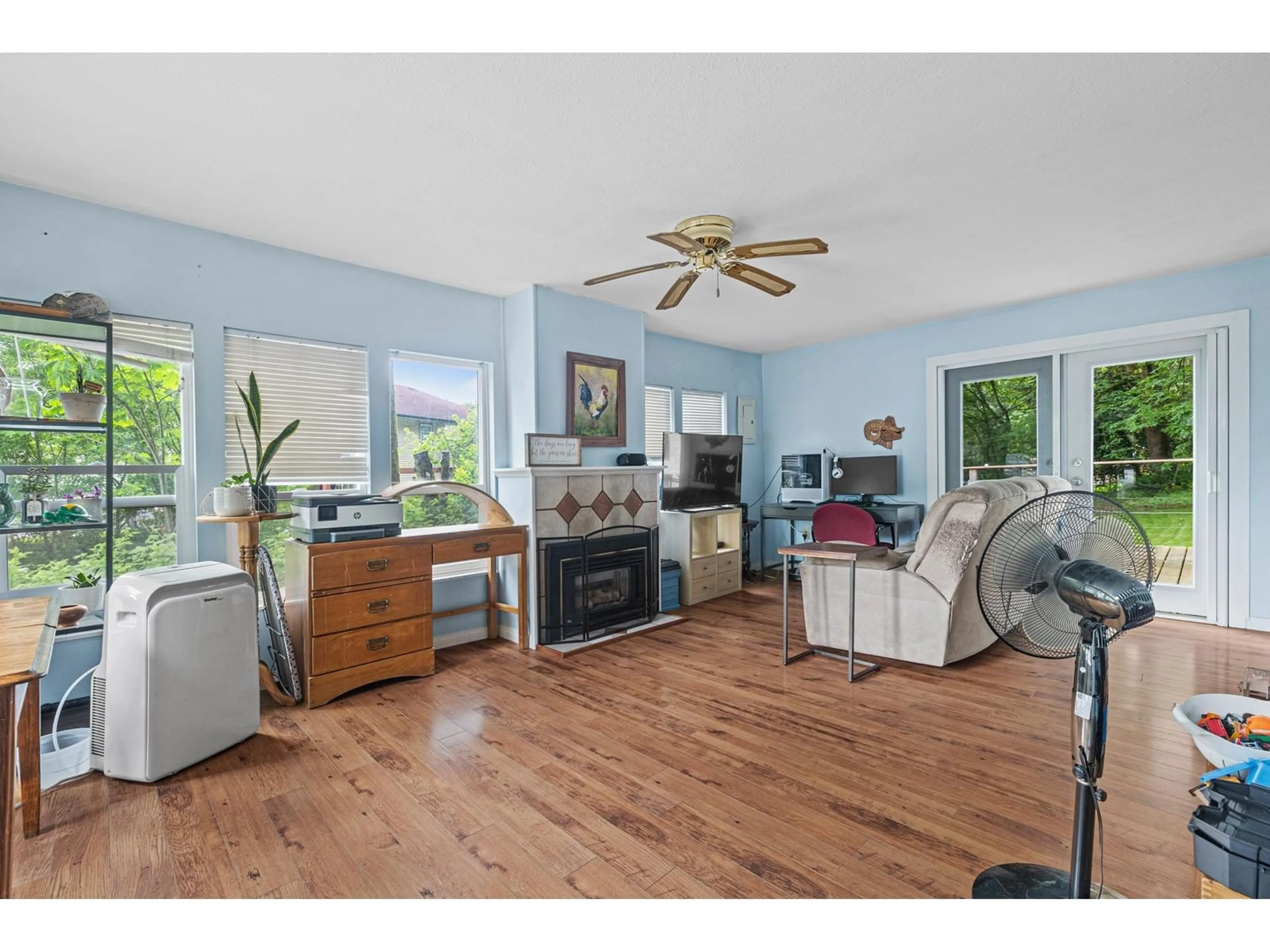 Living room with furniture, wood/laminate floor for 34075 MCCRIMMON, Abbotsford British Columbia V2S2V6