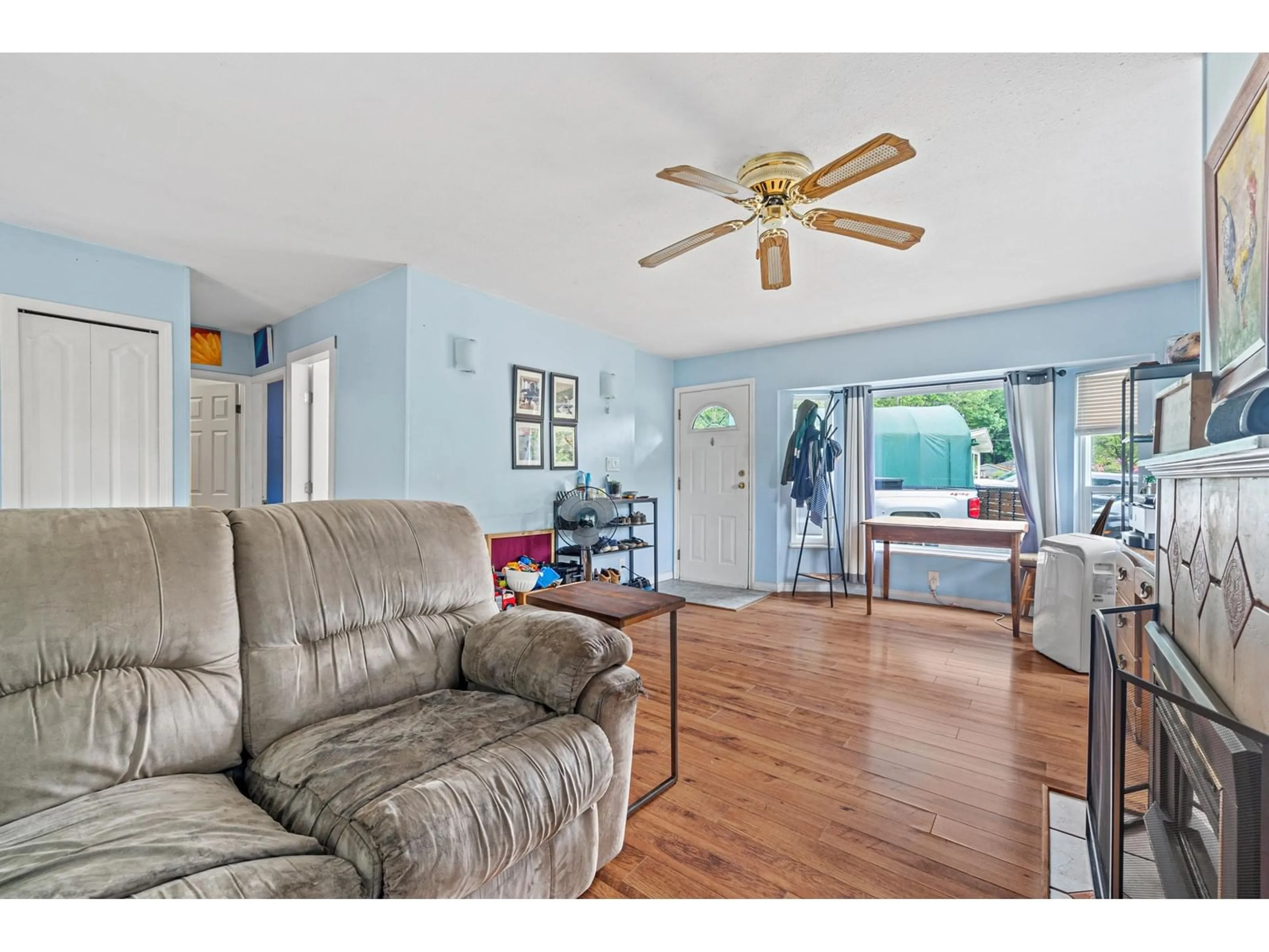 Living room with furniture, unknown for 34075 MCCRIMMON, Abbotsford British Columbia V2S2V6