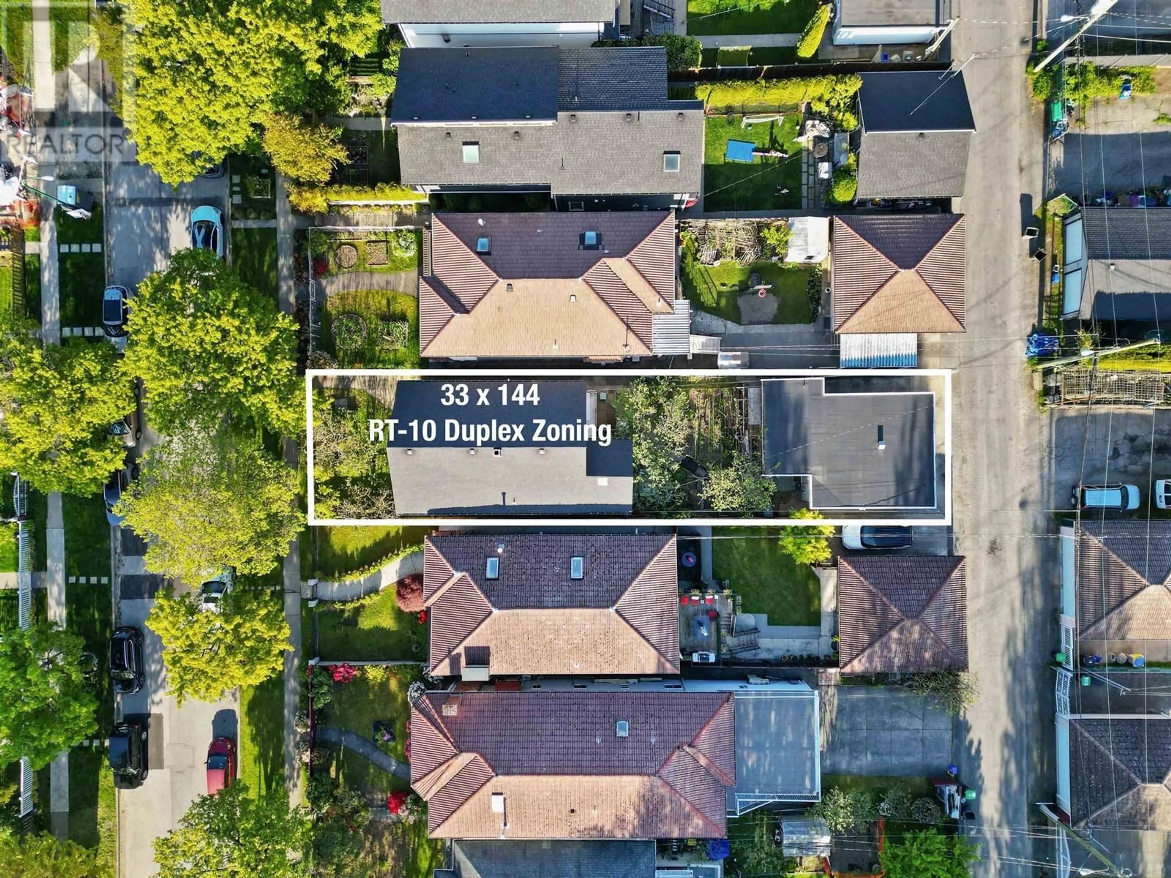 A pic from outside/outdoor area/front of a property/back of a property/a pic from drone, street for 1228 27TH AVENUE, Vancouver British Columbia V5V2L8