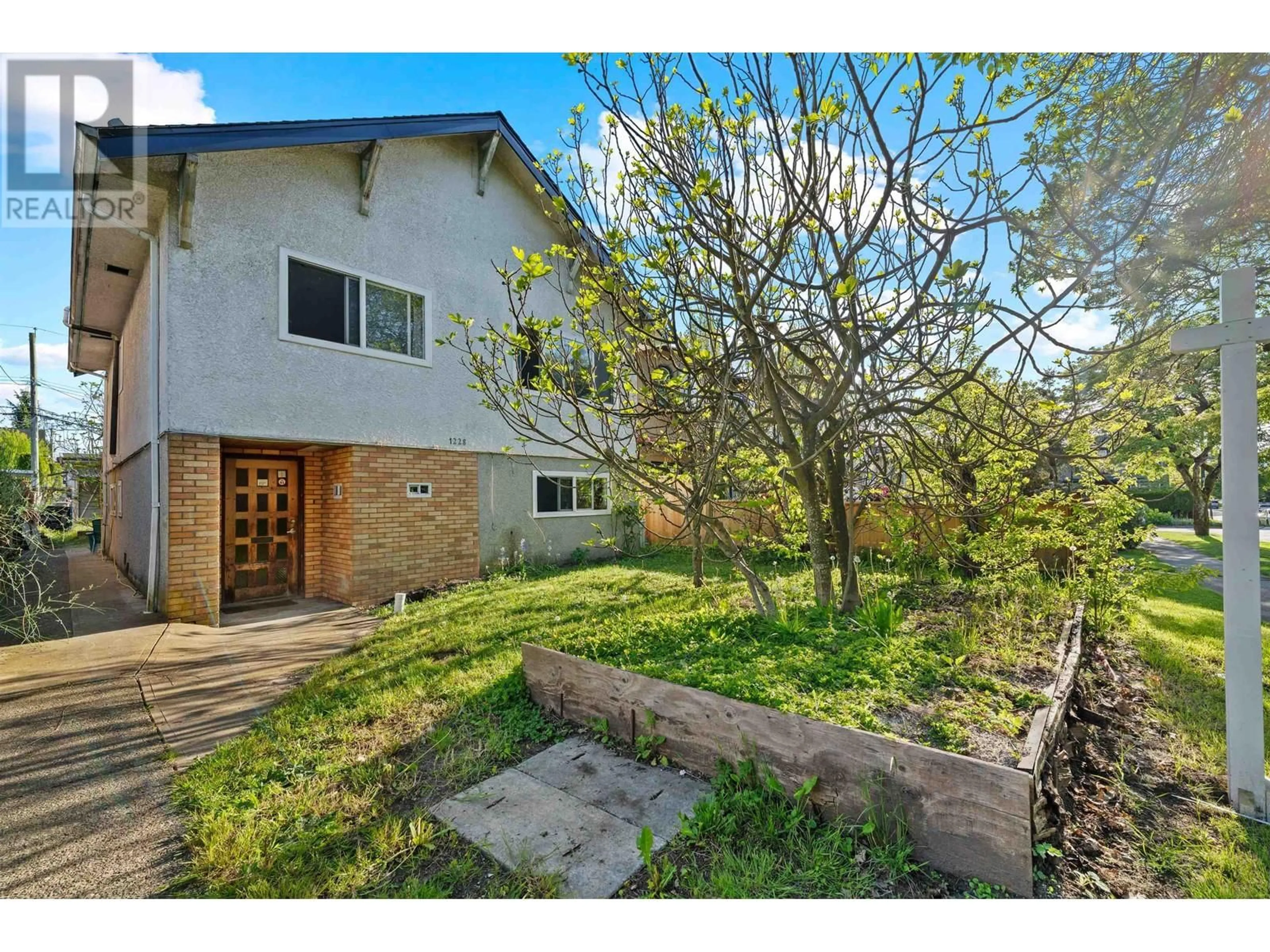 A pic from outside/outdoor area/front of a property/back of a property/a pic from drone, street for 1228 27TH AVENUE, Vancouver British Columbia V5V2L8