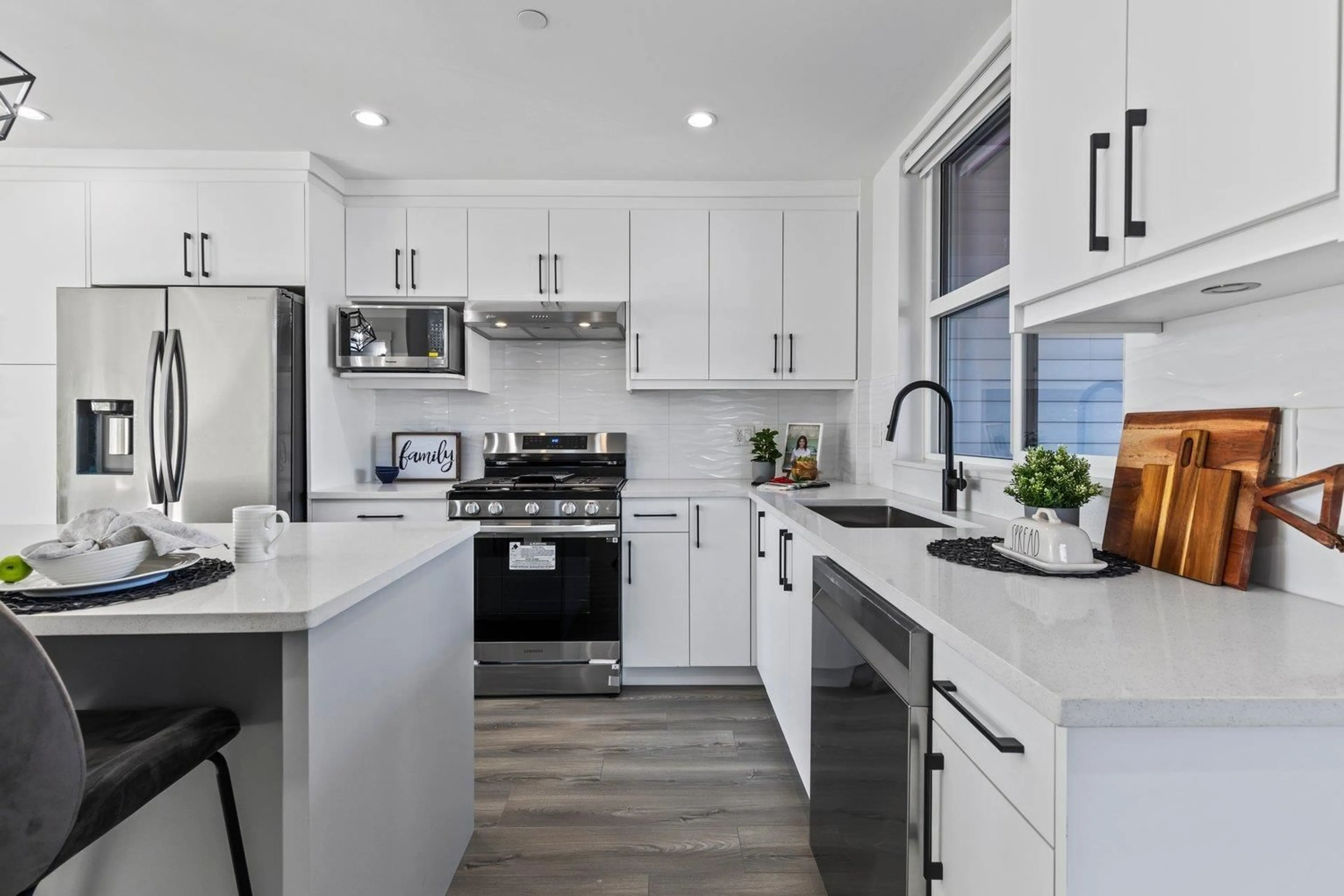 Open concept kitchen, ceramic/tile floor for 4 - 9603 BROADWAY STREET, Chilliwack British Columbia V2P5T7