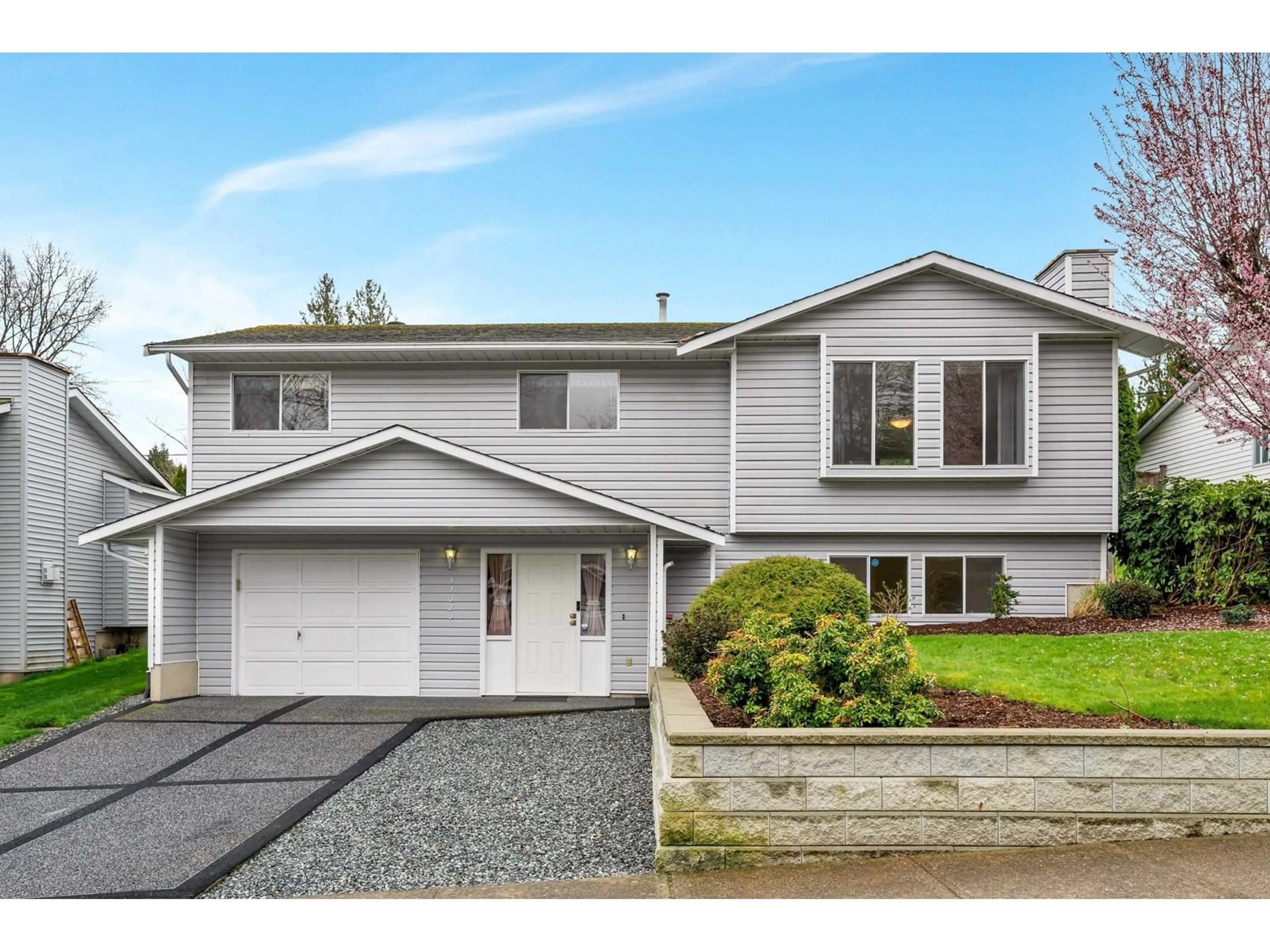 Home with vinyl exterior material, street for 33020 MALAHAT, Abbotsford British Columbia V2S7B8