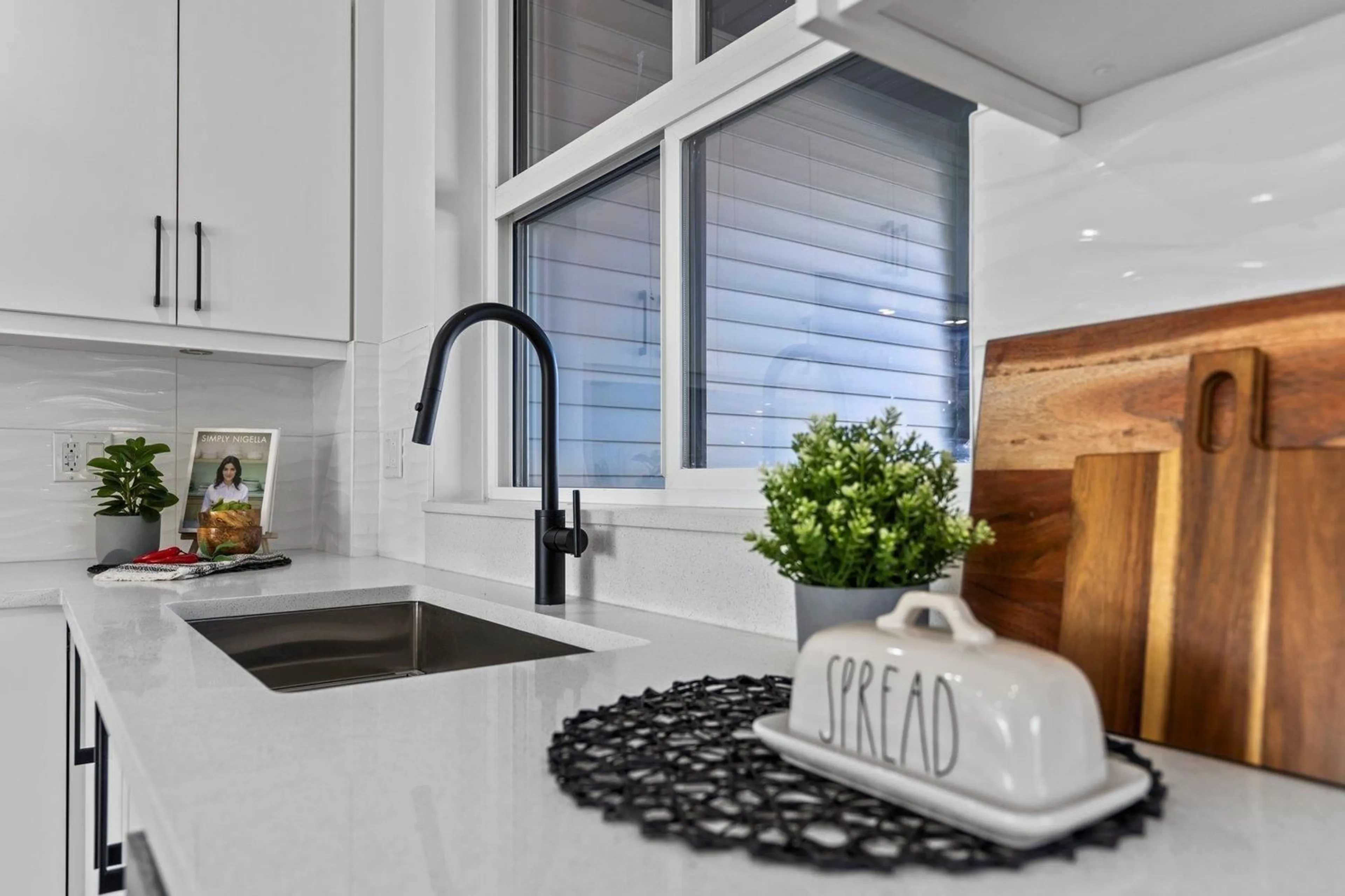 Contemporary kitchen, ceramic/tile floor for 3 - 9603 BROADWAY STREET, Chilliwack British Columbia V2P5T7
