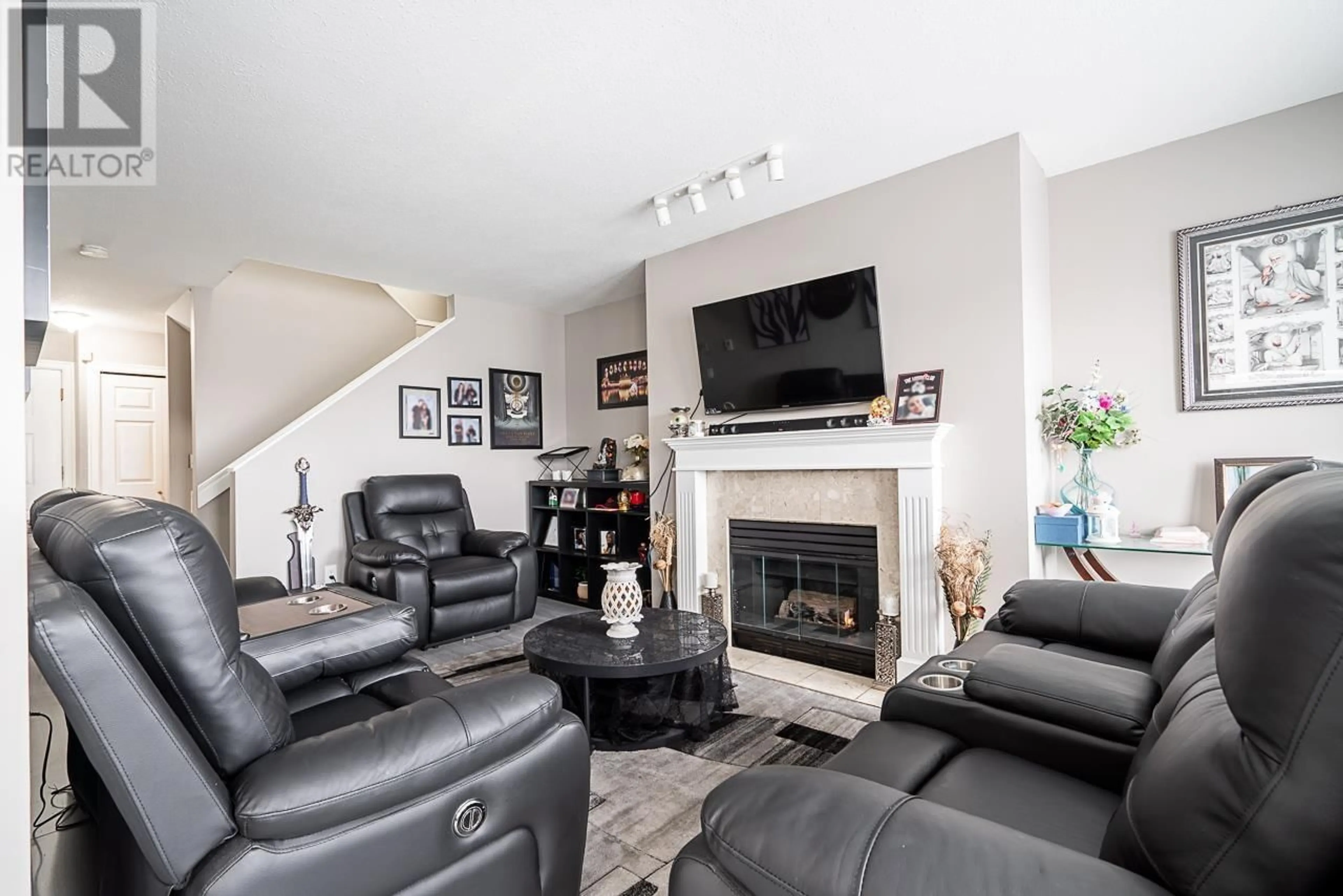 Living room with furniture, unknown for 122 - 28 RICHMOND STREET, New Westminster British Columbia V3L5P4