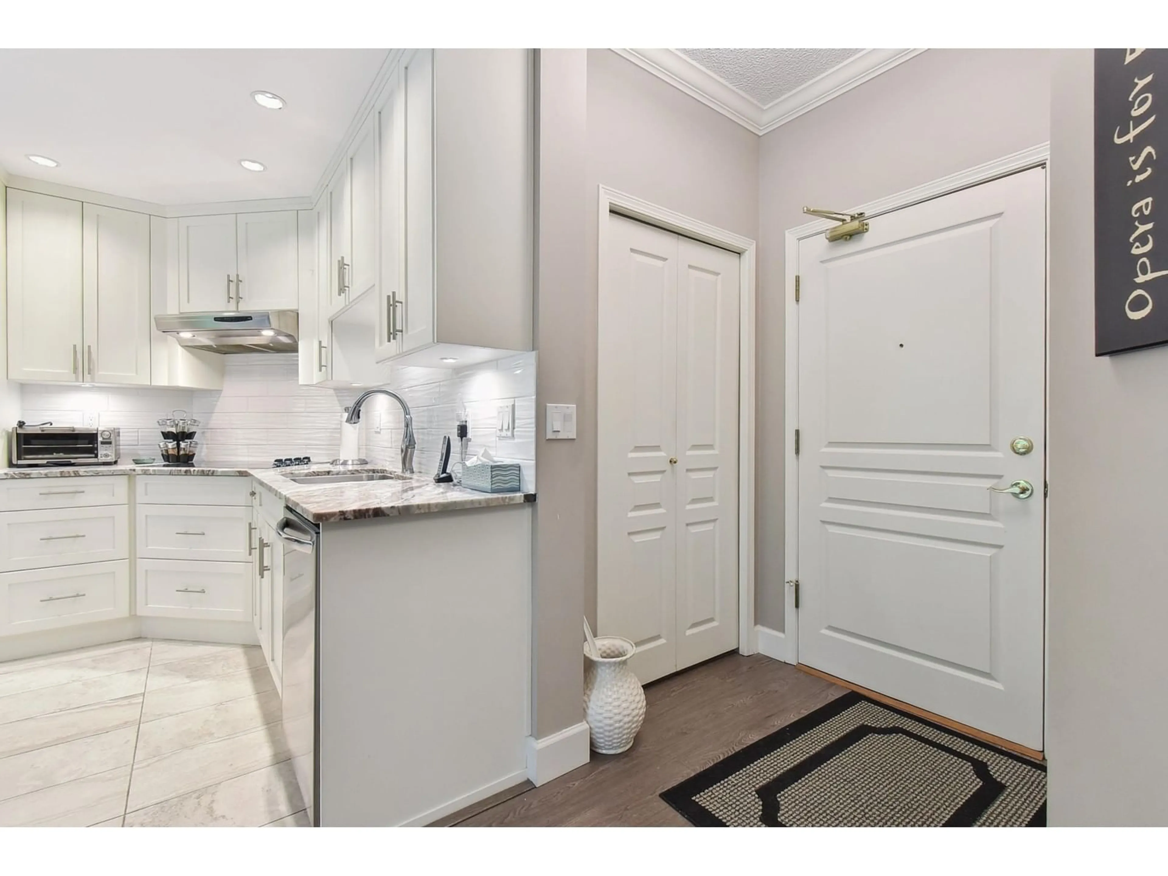 Open concept kitchen, ceramic/tile floor for 305 - 1705 MARTIN, White Rock British Columbia V4A9T5