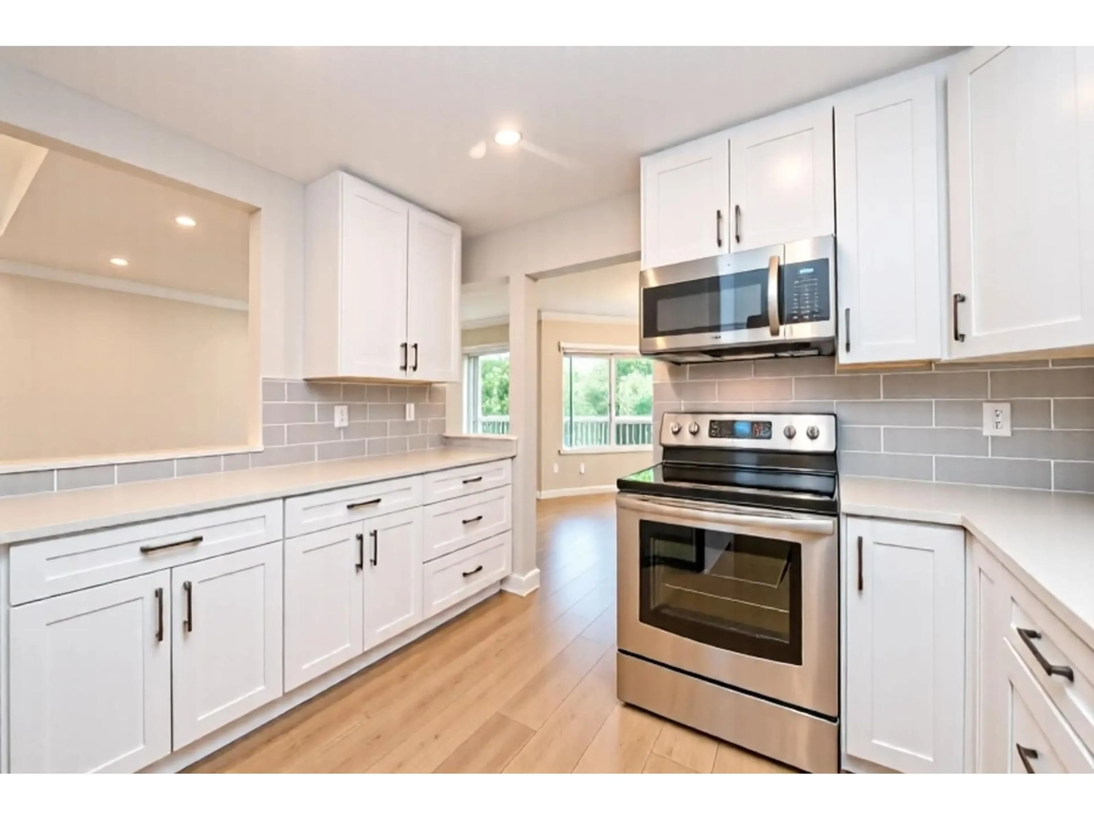 Open concept kitchen, wood/laminate floor for 304 - 33401 MAYFAIR, Abbotsford British Columbia V2S6Z2