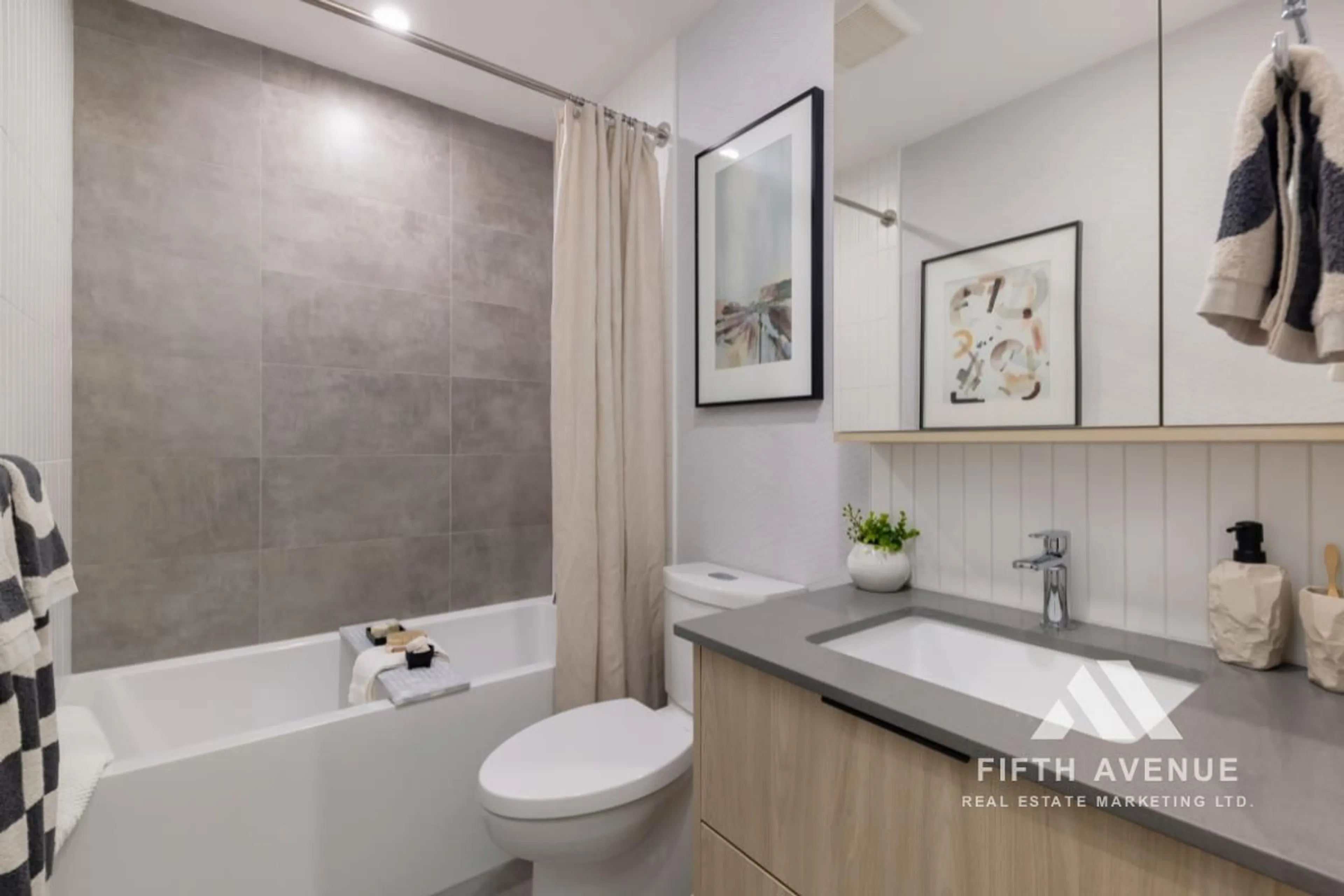Contemporary bathroom, ceramic/tile floor for 305 - 30424 CARDINAL, Abbotsford British Columbia N0N0N0