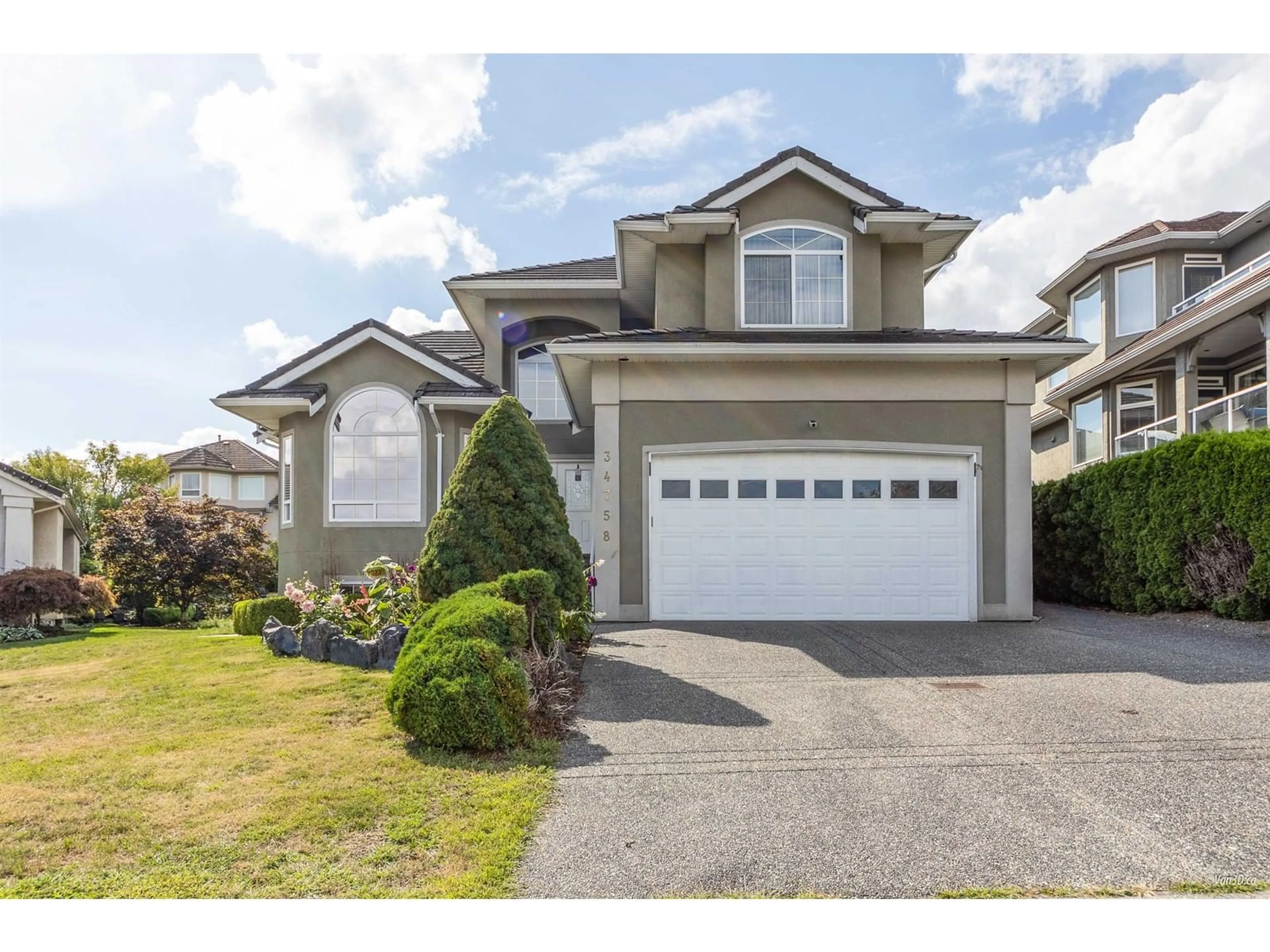 Home with vinyl exterior material, street for 34758 PAKENHAM, Mission British Columbia V2V7A6