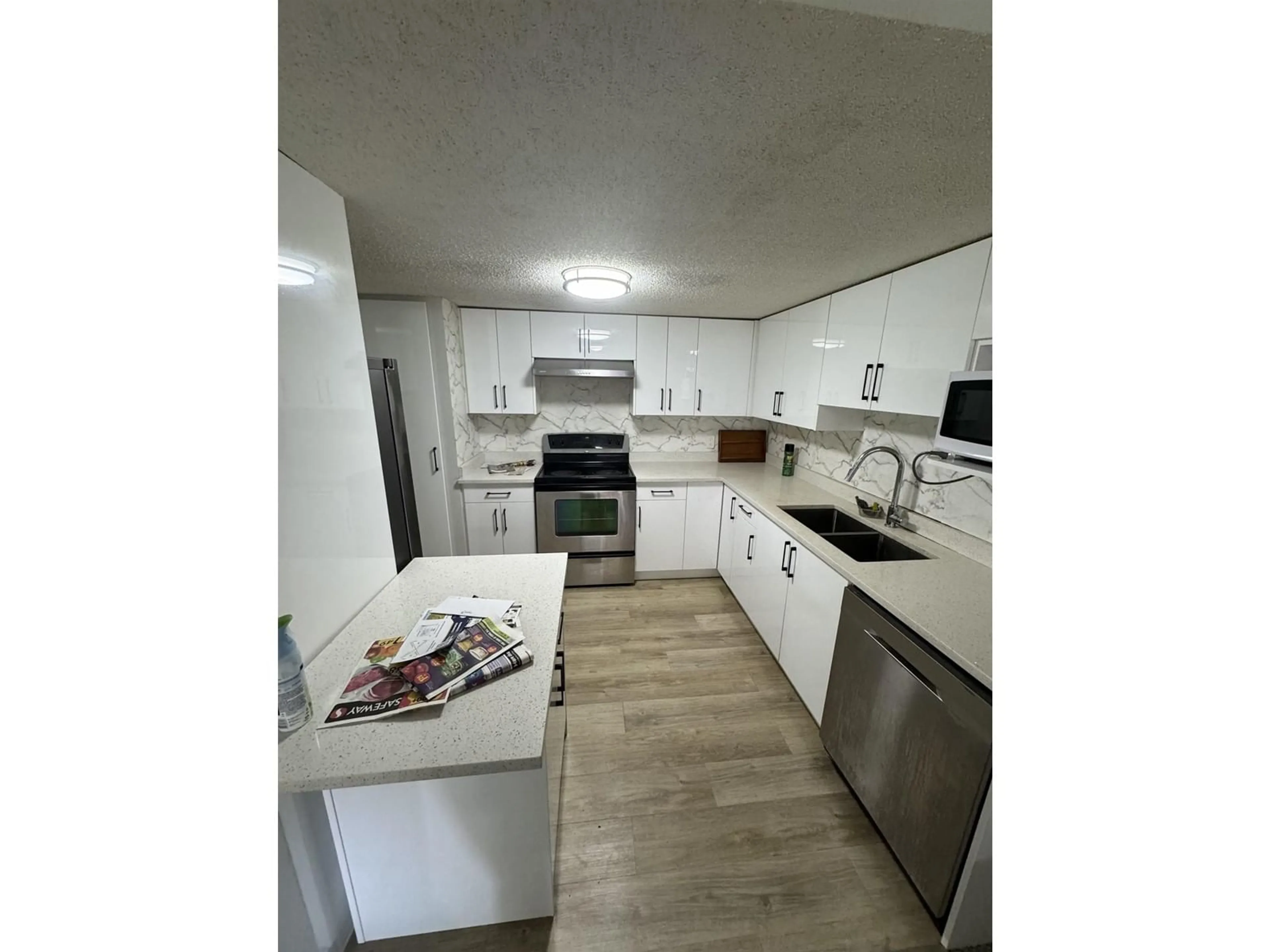 Open concept kitchen, unknown for 102 - 7090 133B, Surrey British Columbia V3W8A4