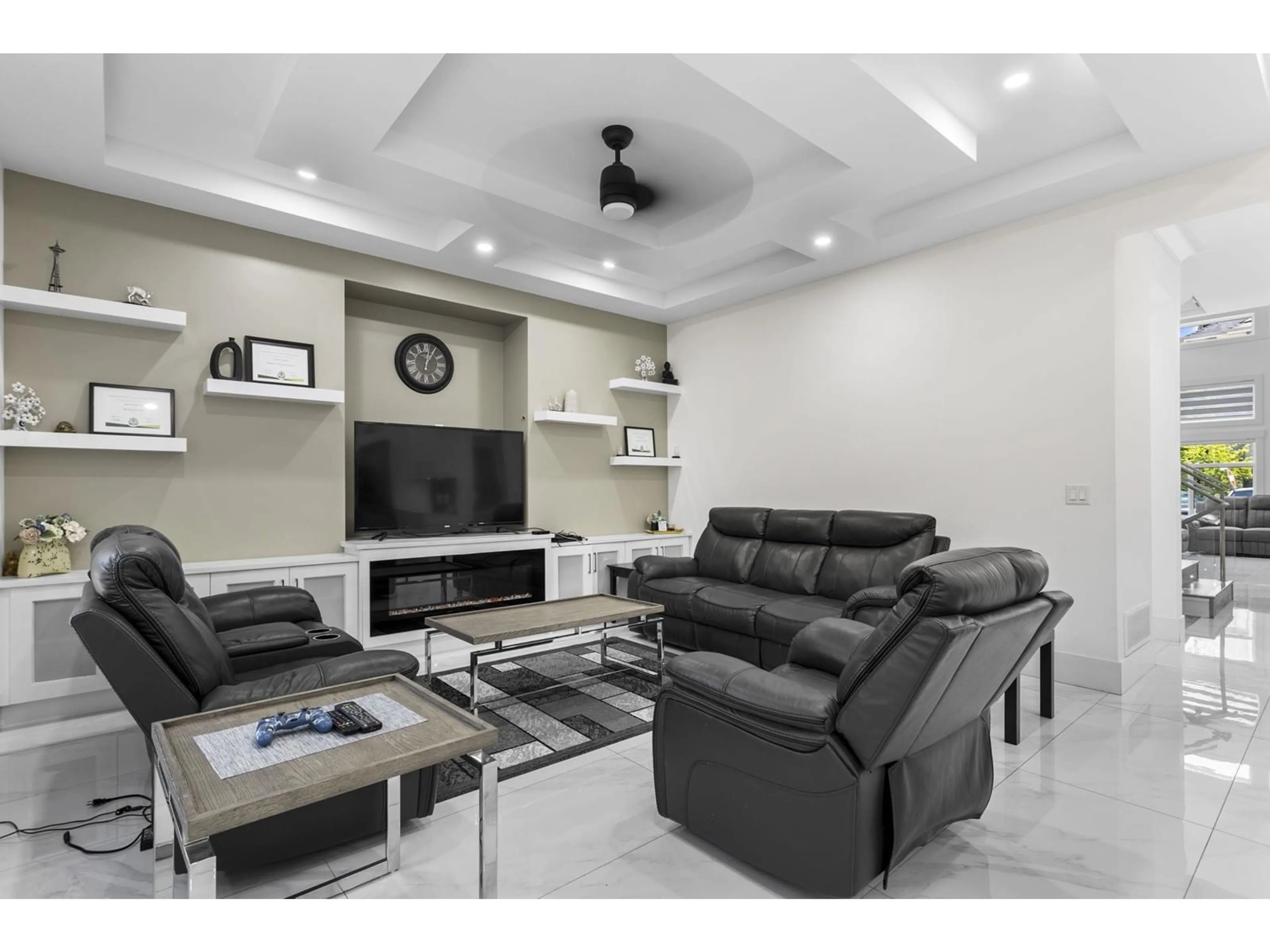 Living room with furniture, ceramic/tile floor for 19 - 4295 OLD CLAYBURN, Abbotsford British Columbia V3G0G4