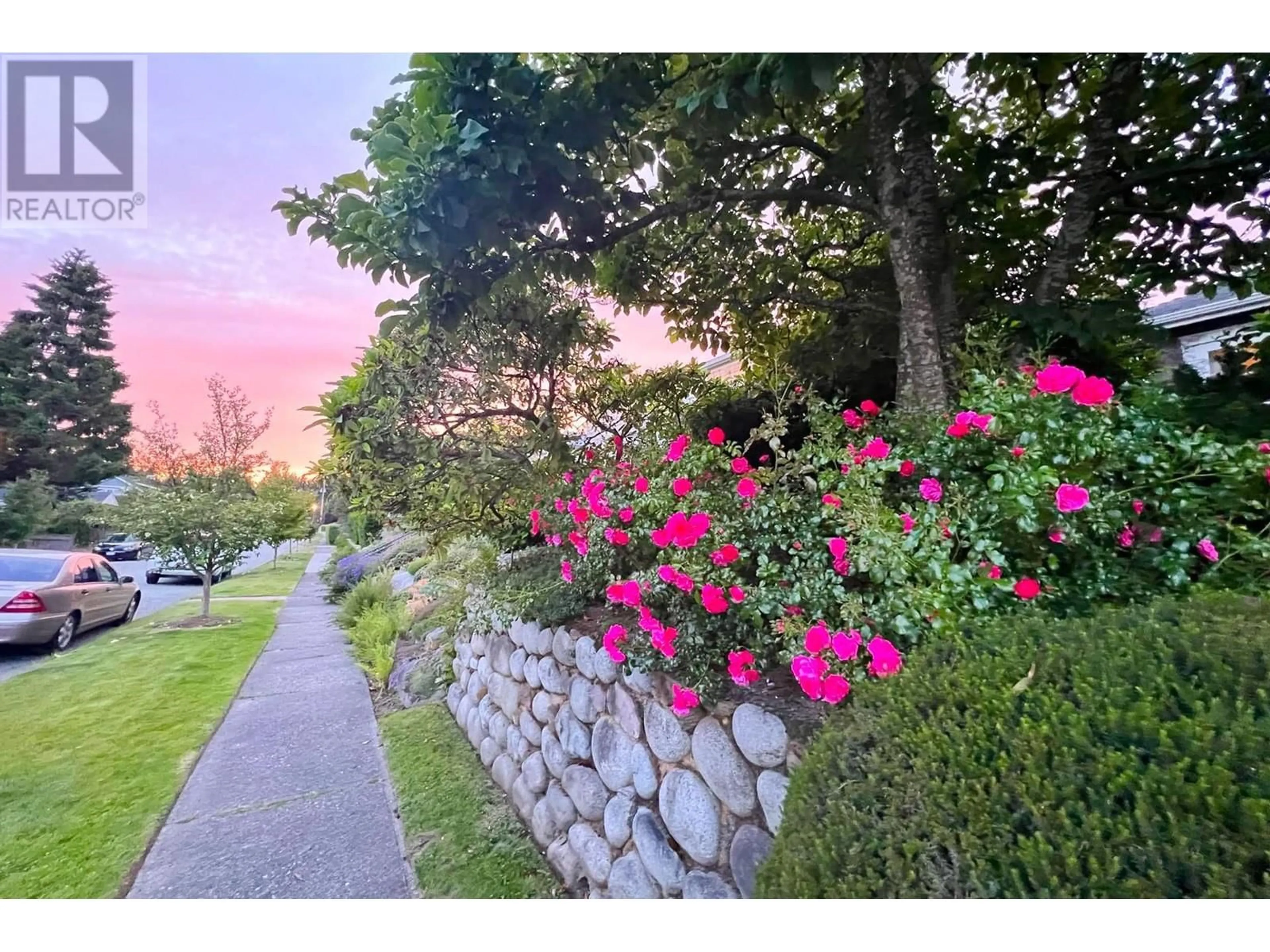 A pic from outside/outdoor area/front of a property/back of a property/a pic from drone, street for 4755 7TH AVENUE, Vancouver British Columbia V6T1C7