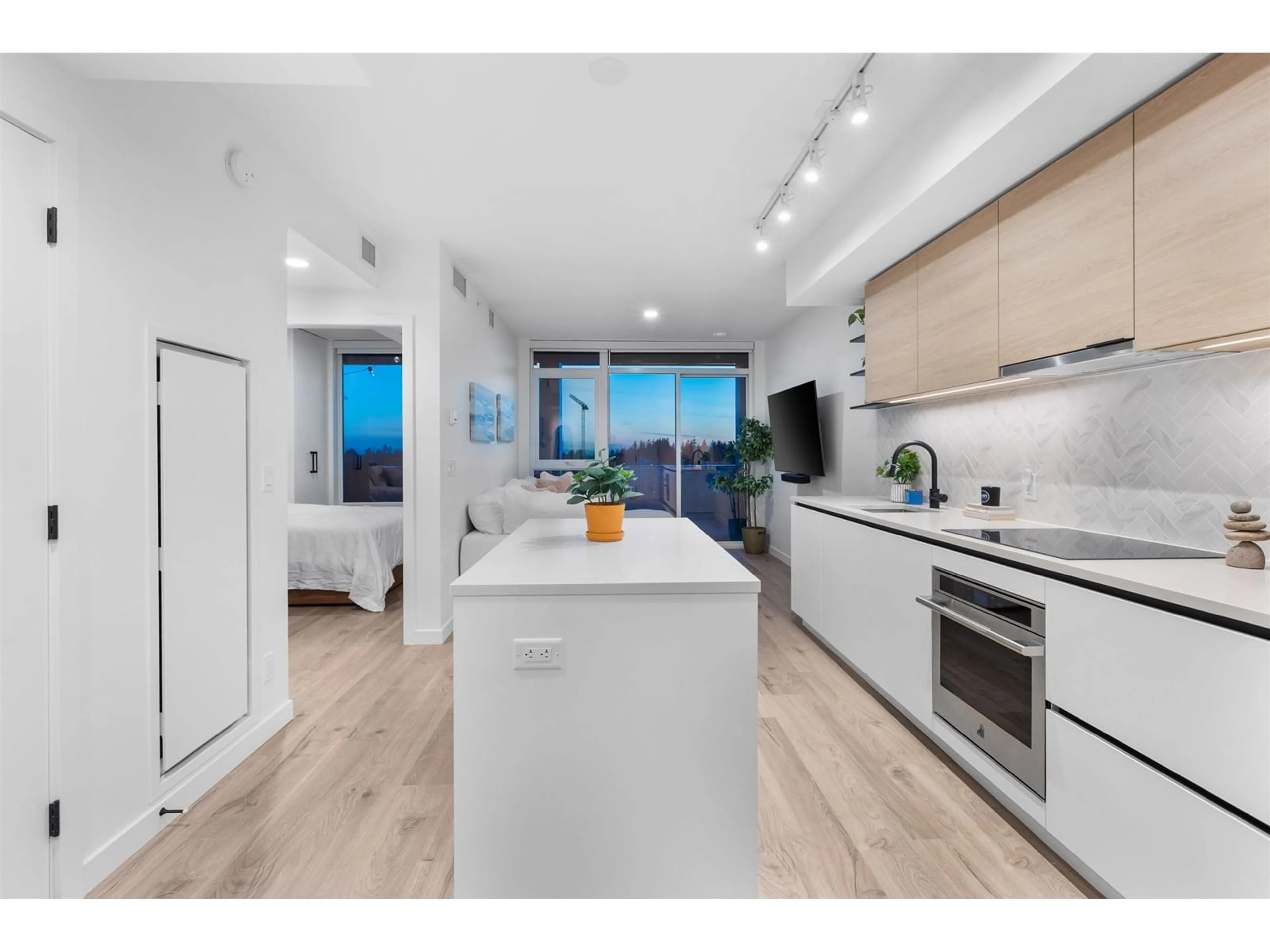 Open concept kitchen, wood/laminate floor for 1211 - 13428 105, Surrey British Columbia V3T0S6