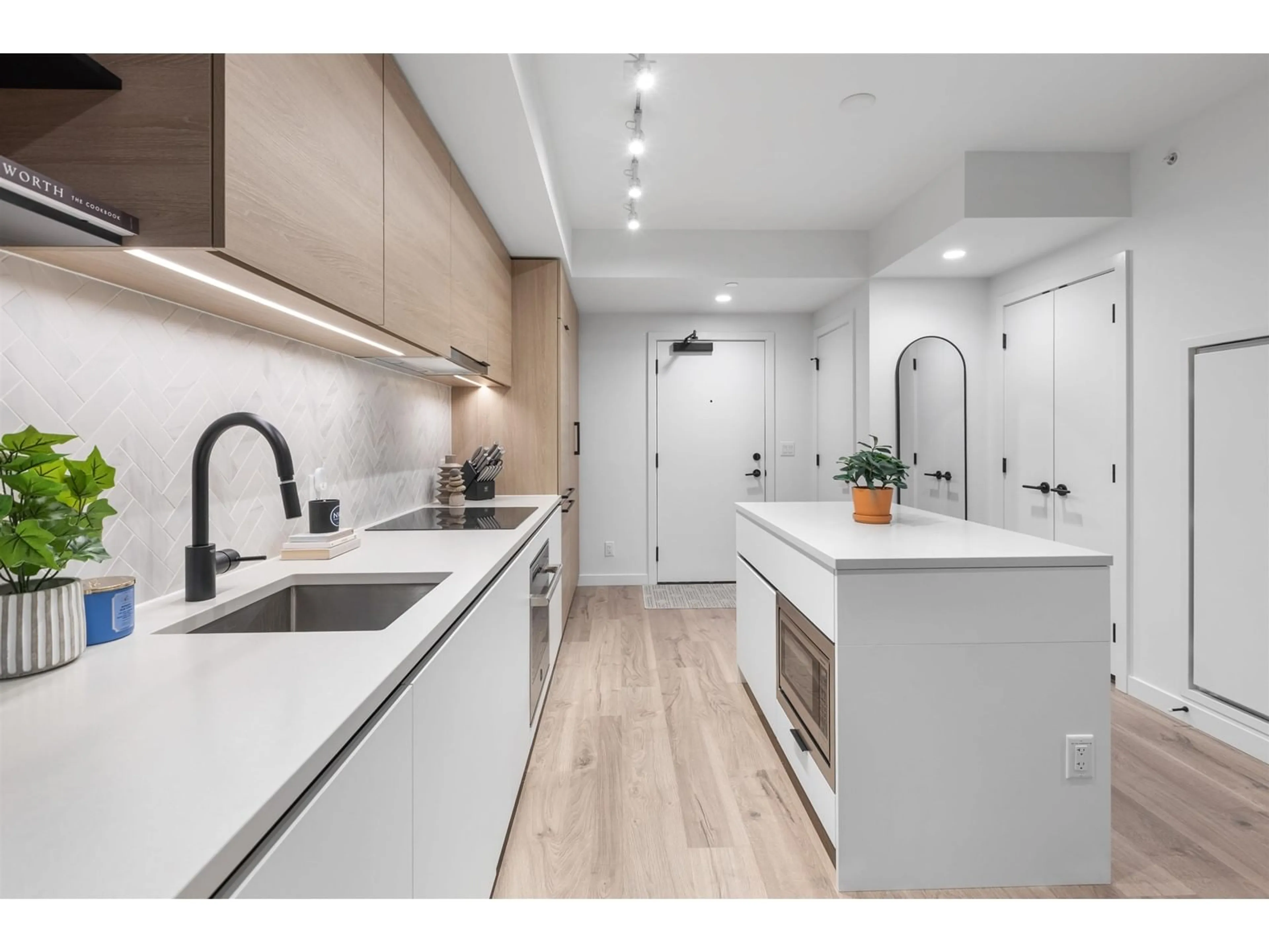 Open concept kitchen, ceramic/tile floor for 1211 - 13428 105, Surrey British Columbia V3T0S6