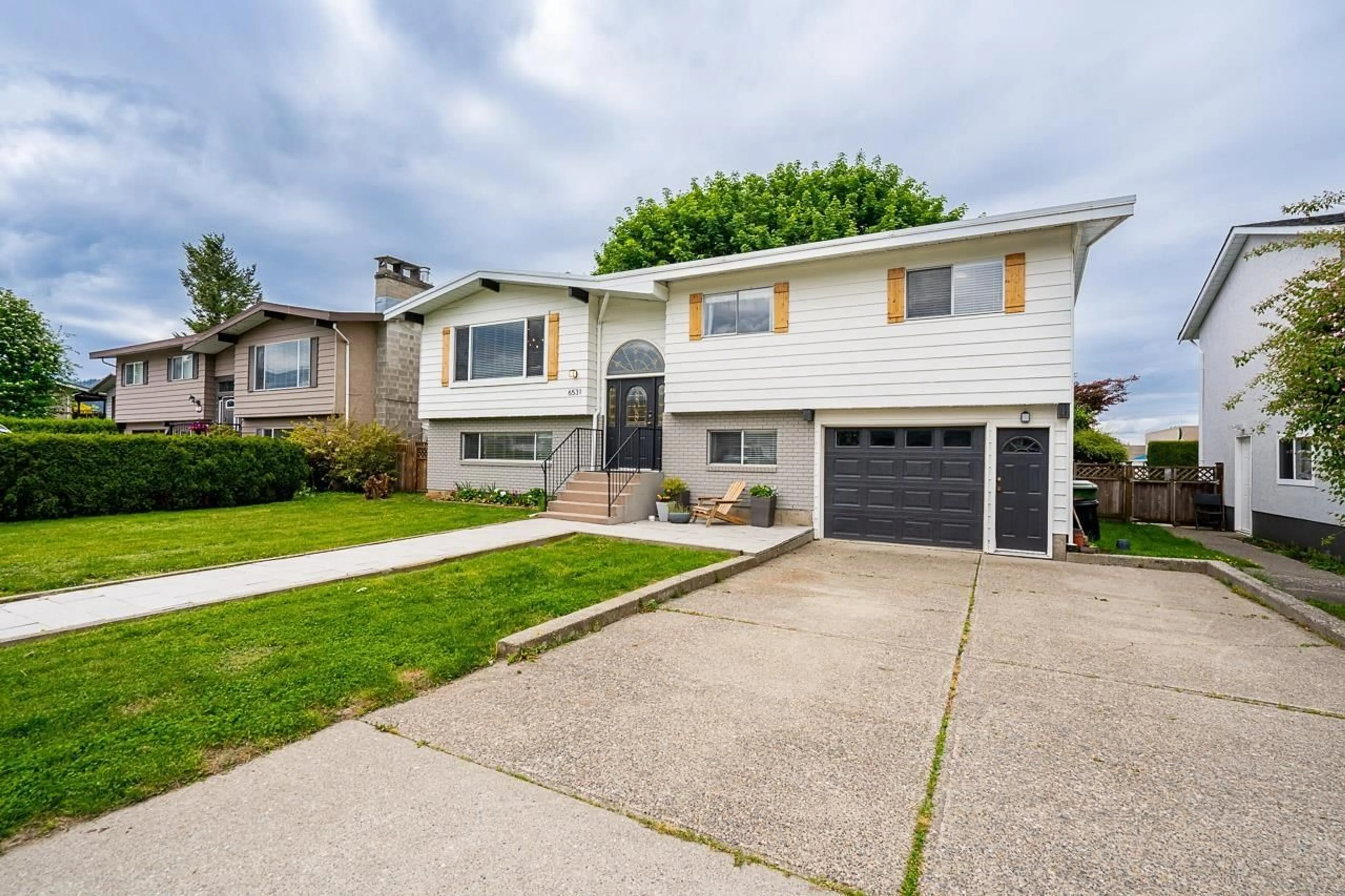 Home with vinyl exterior material, street for 6531 WILTSHIRE STREET, Sardis British Columbia V2R1P8