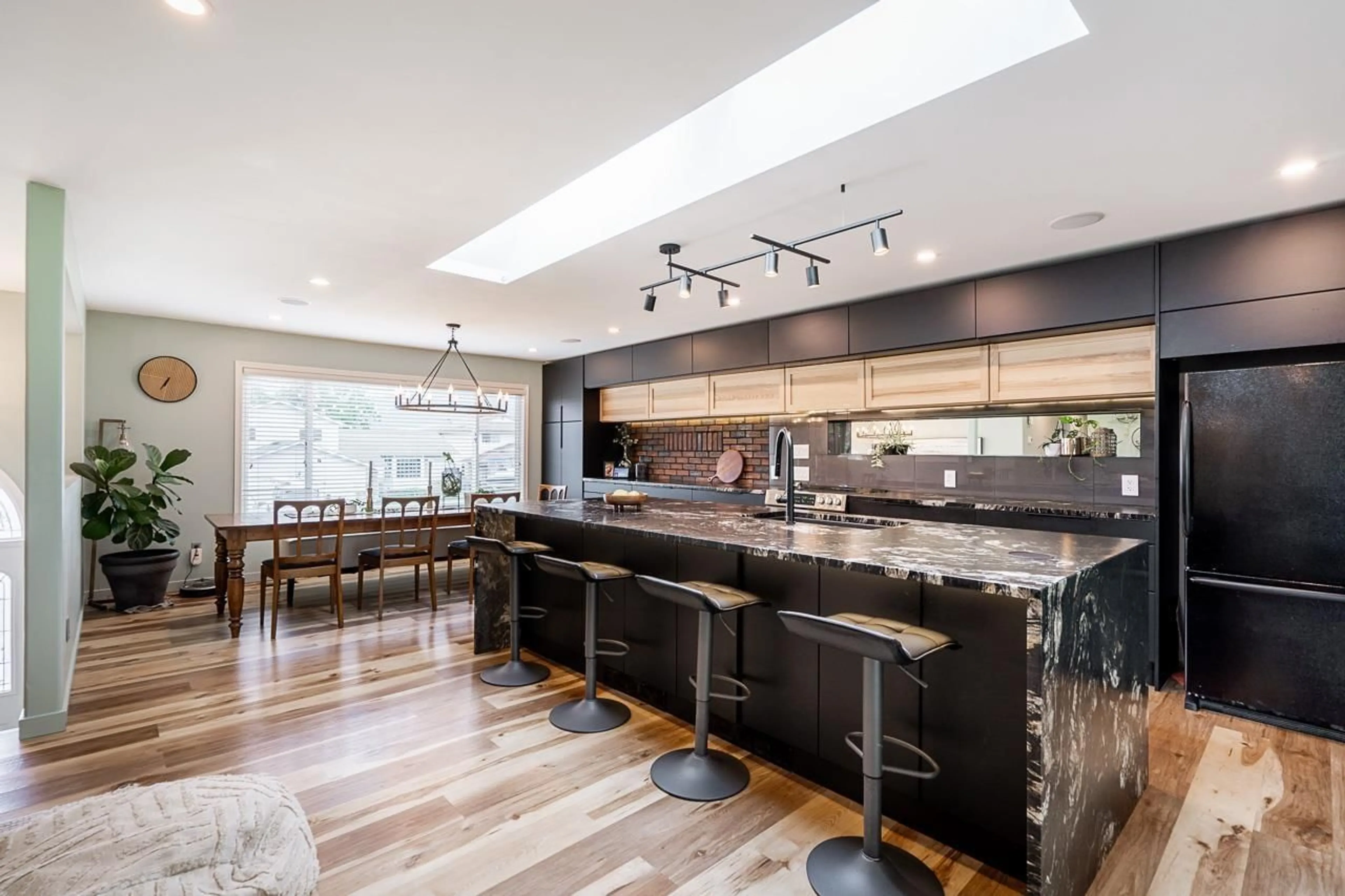 Contemporary kitchen, unknown for 6531 WILTSHIRE STREET, Sardis British Columbia V2R1P8
