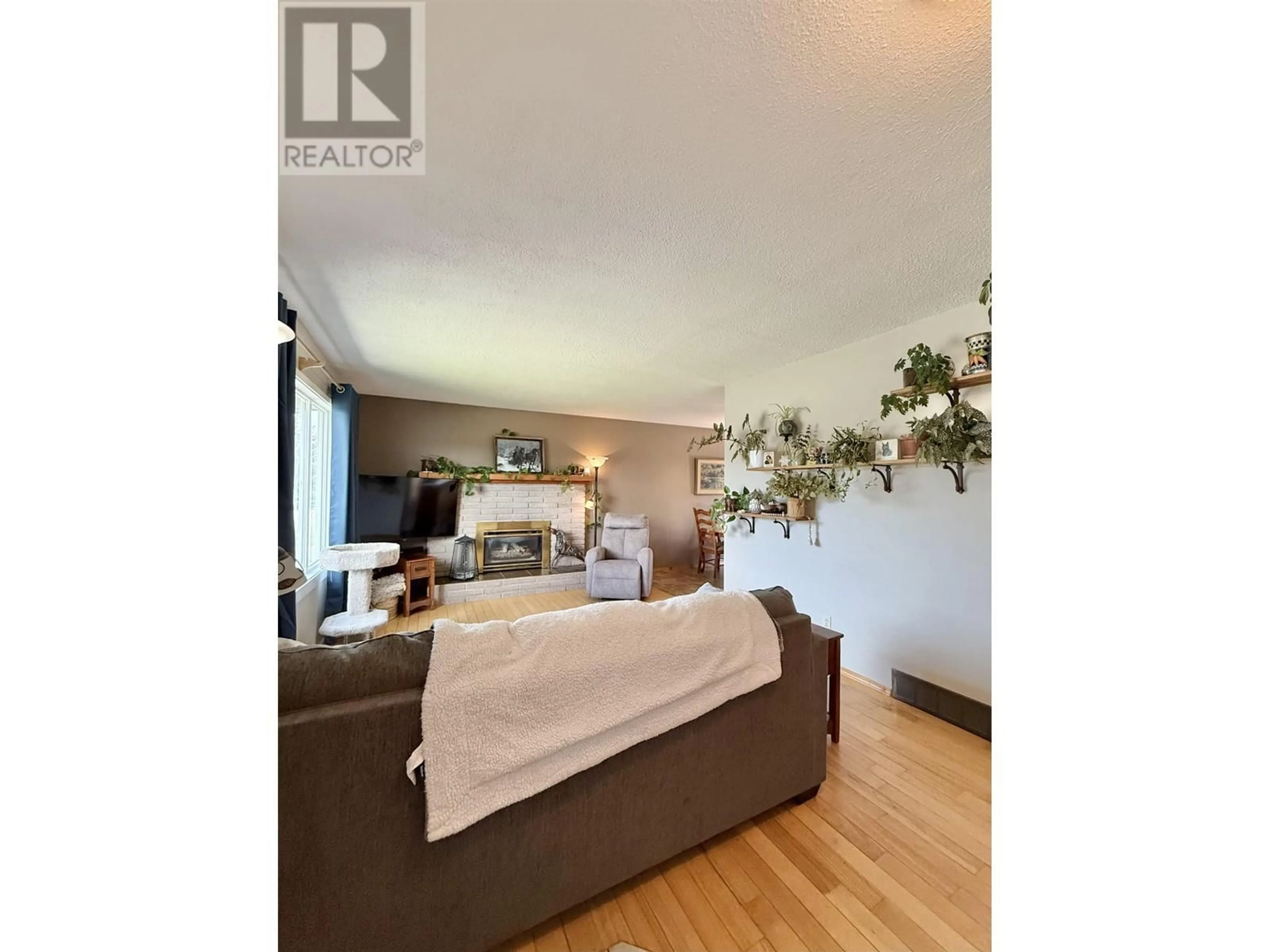 Living room with furniture, wood/laminate floor for 1090 WESTERN AVENUE, Williams Lake British Columbia V2G2J6