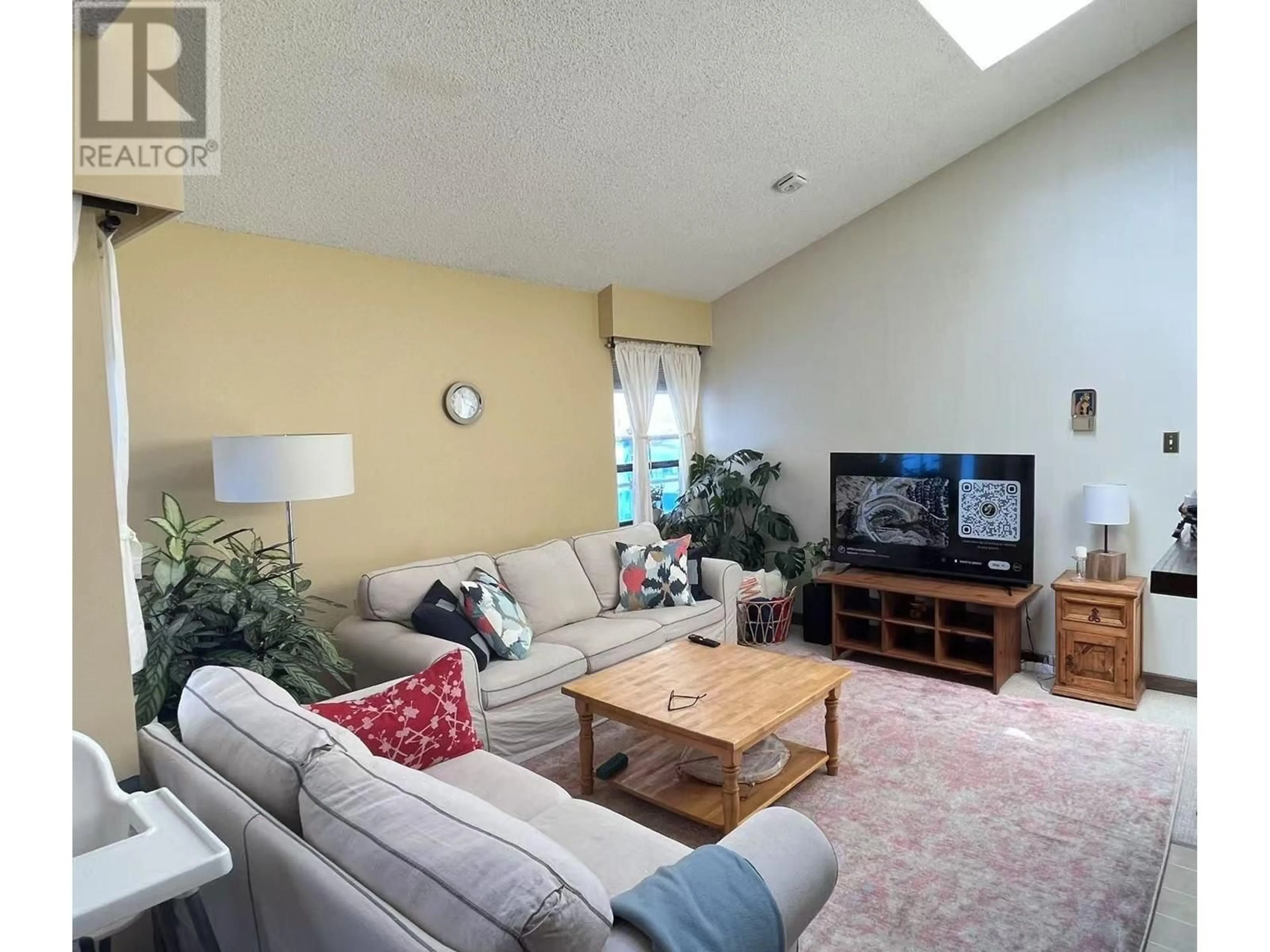 Living room with furniture, unknown for 403 - 1340 DUCHESS AVENUE, West Vancouver British Columbia V7T1H6