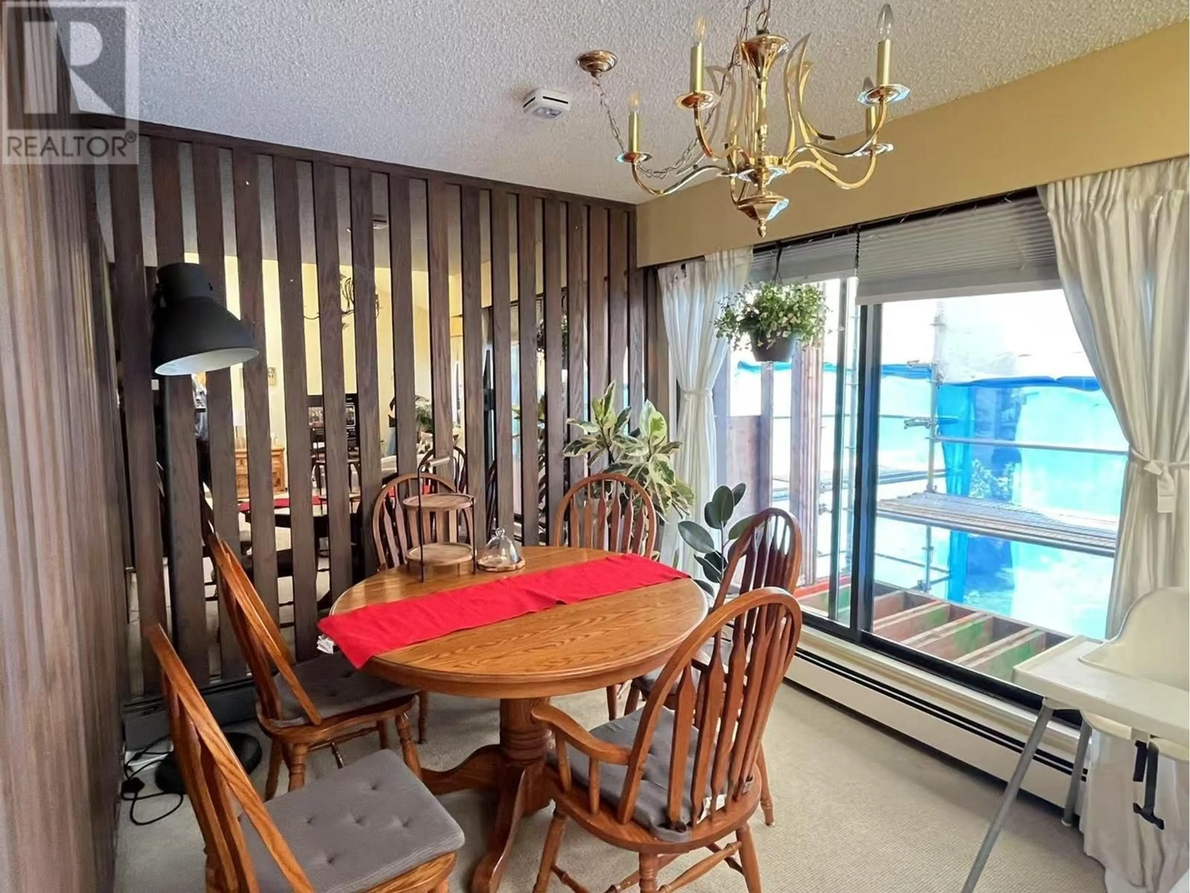 Dining room, wood/laminate floor for 403 - 1340 DUCHESS AVENUE, West Vancouver British Columbia V7T1H6